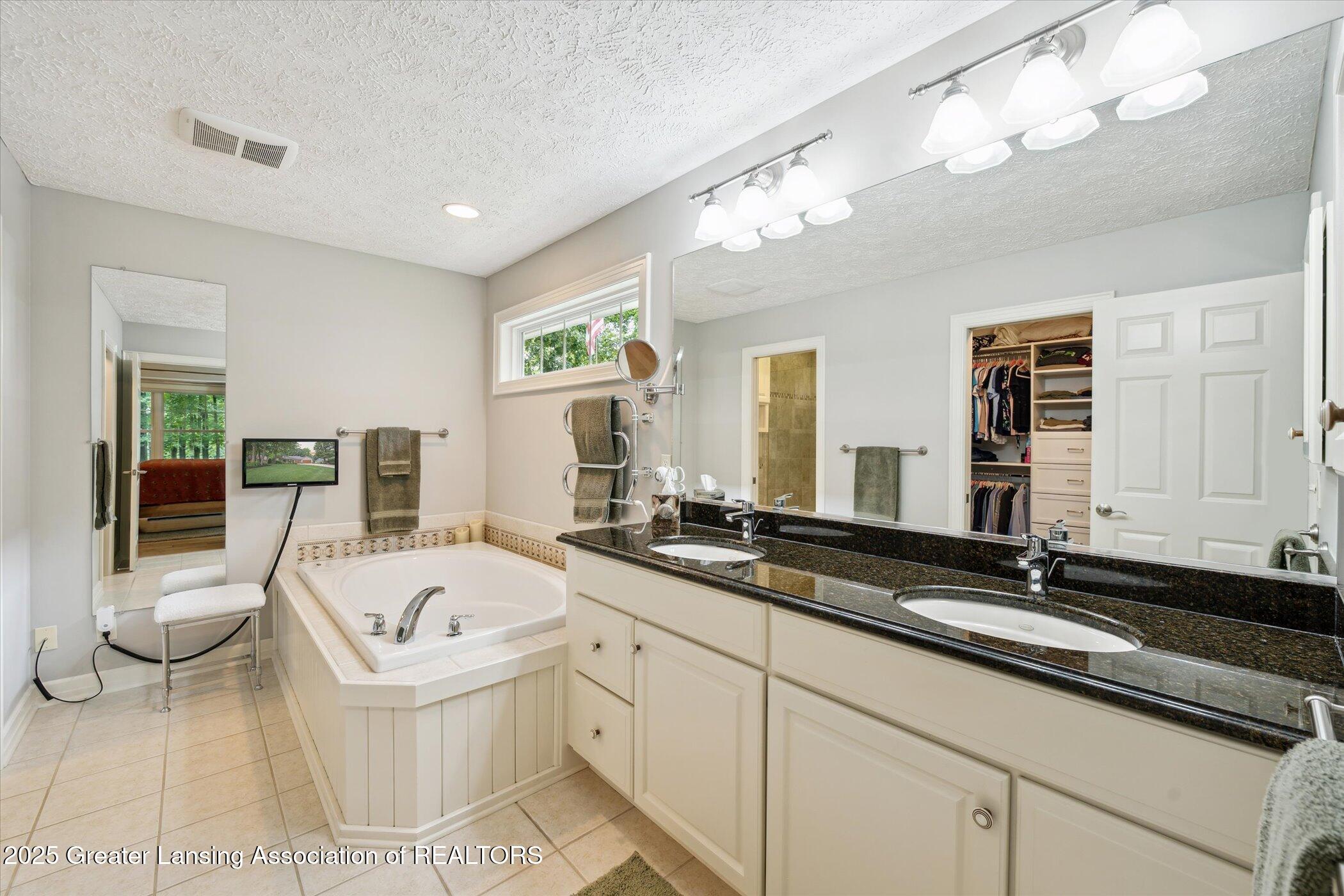 Bath, Michigan, 48808, United States, 4 Bedrooms Bedrooms, ,3 BathroomsBathrooms,Residential,For Sale,1890488