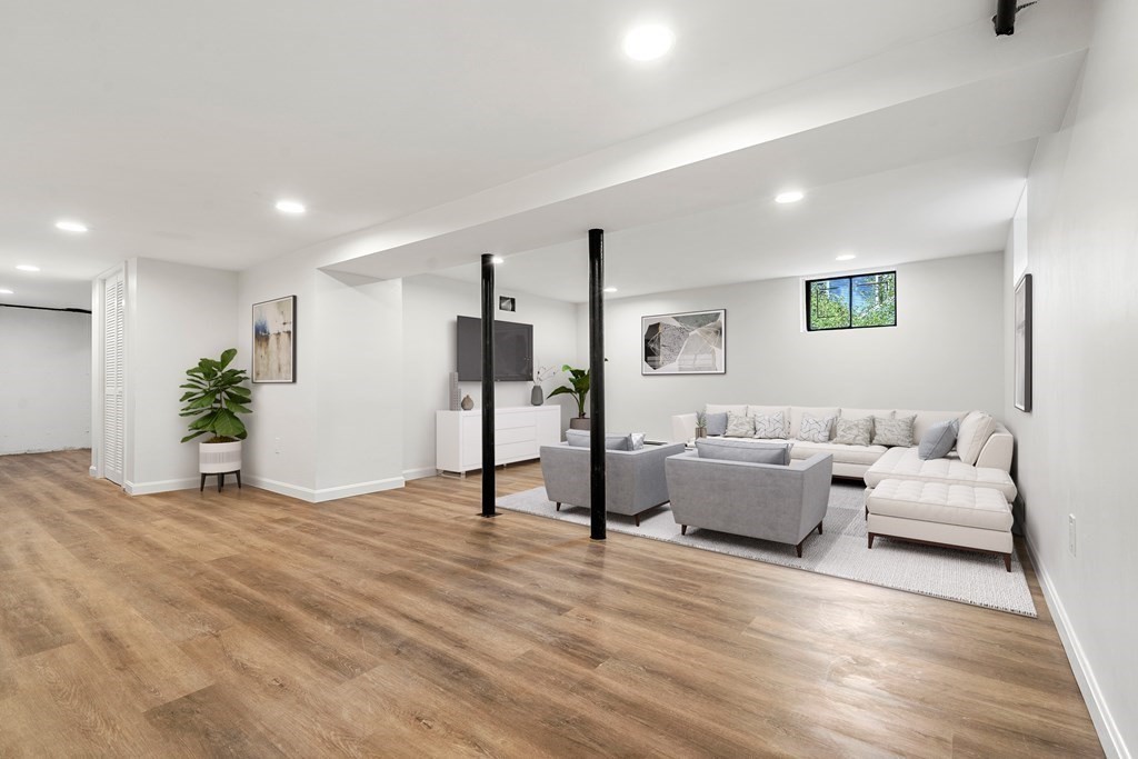 Framingham, Massachusetts, 01701, United States, 3 Bedrooms Bedrooms, ,2 BathroomsBathrooms,Residential,For Sale,1903802