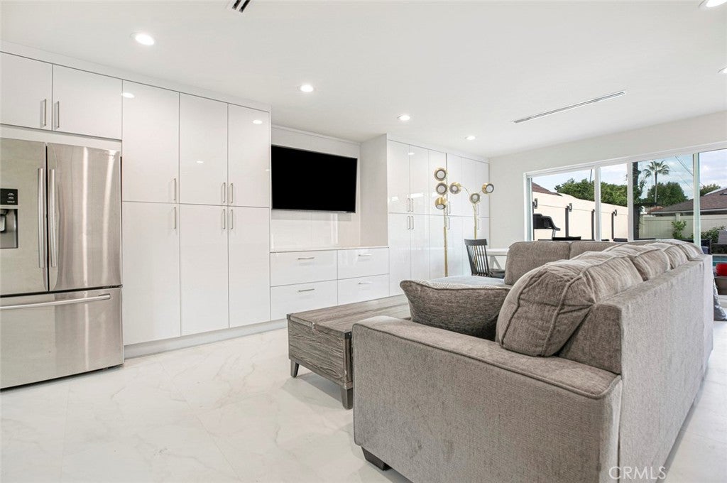 Glendale, California, 91201, United States, 4 Bedrooms Bedrooms, ,5 BathroomsBathrooms,Residential,For Sale,1969452