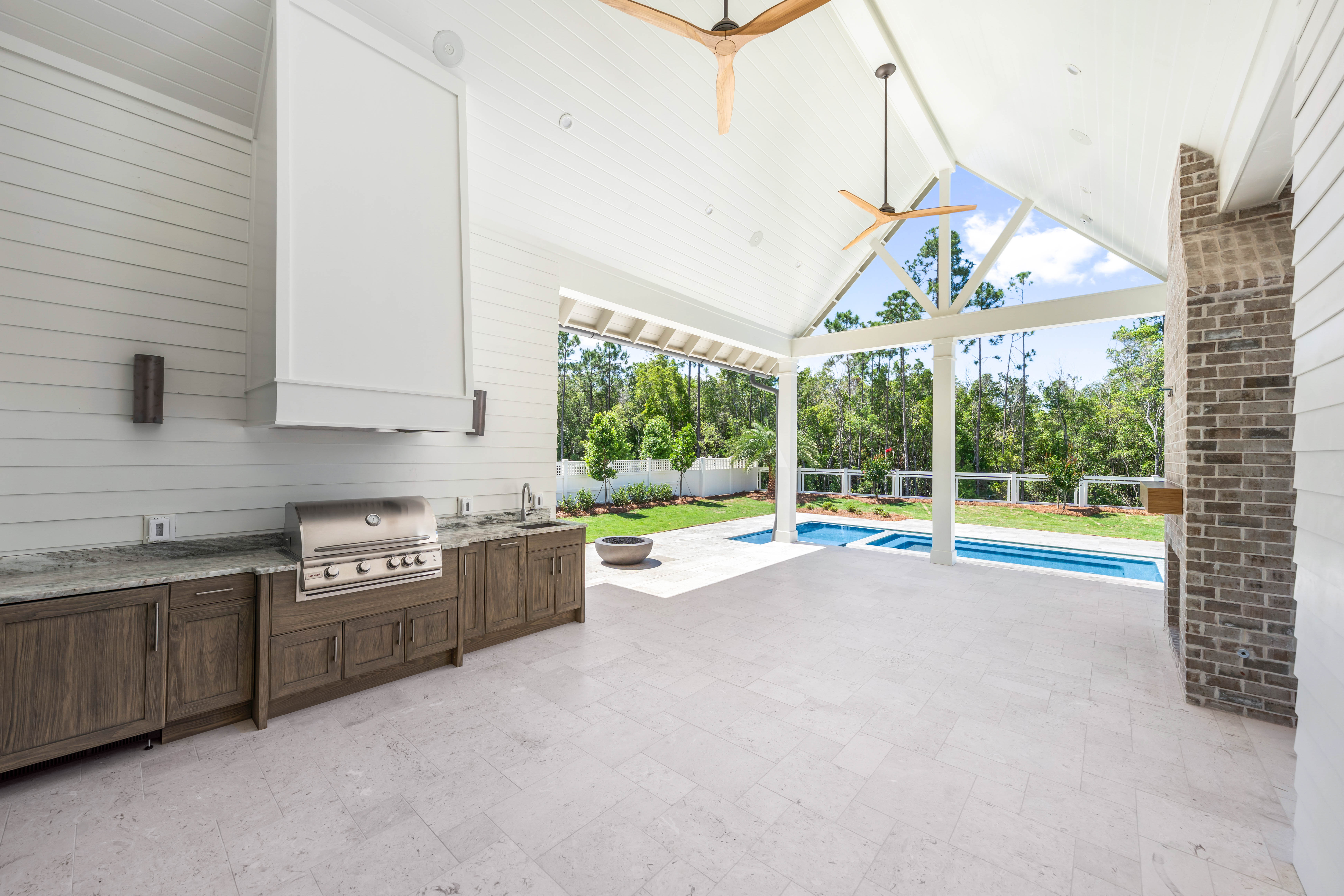  Backyard Oasis with 15x40 Pool, 7x16 Spa, Firepit and Spacious Porch - 物件實景