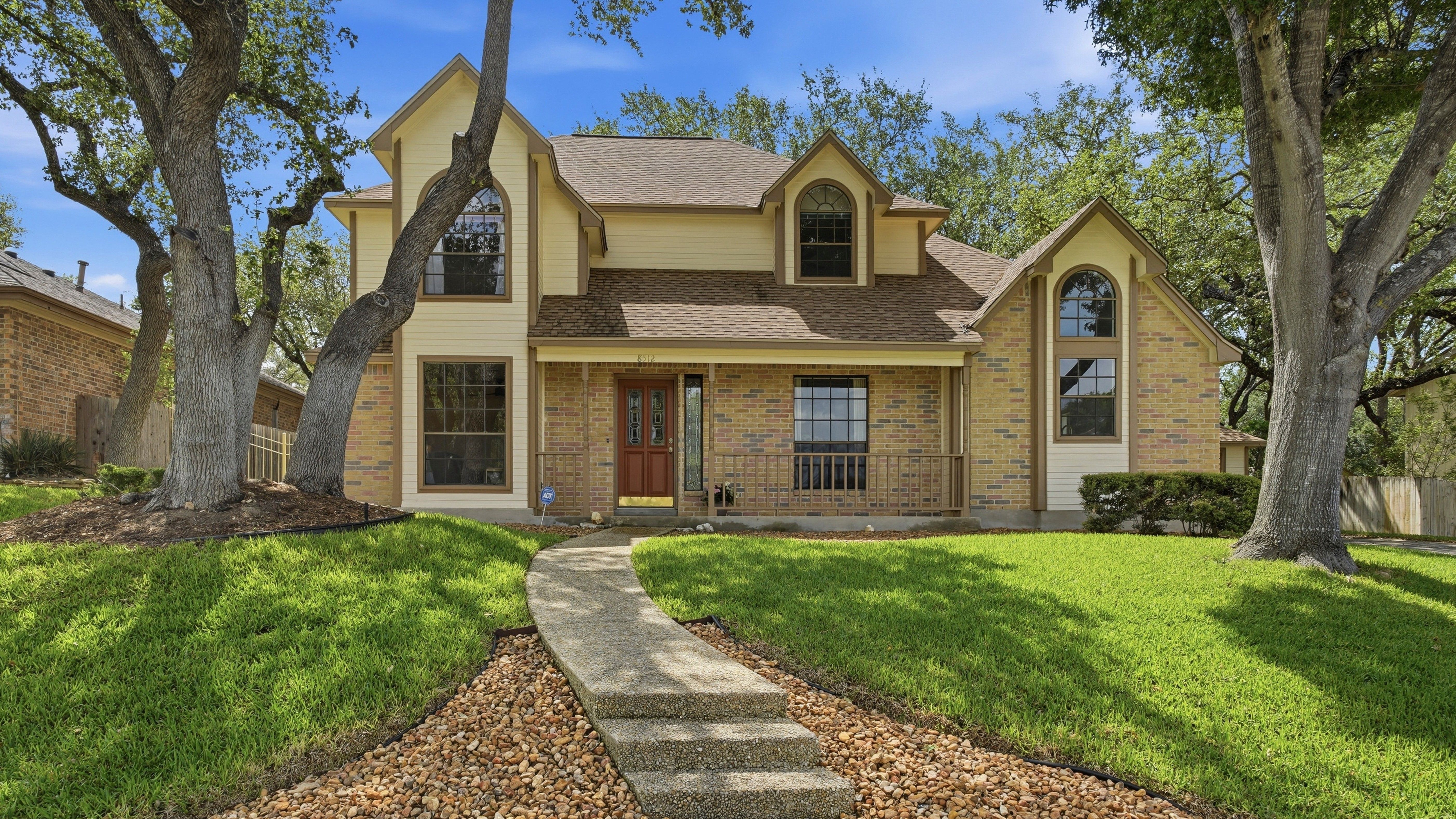  Custom Home with Private Backyard Oasis - 物件實景