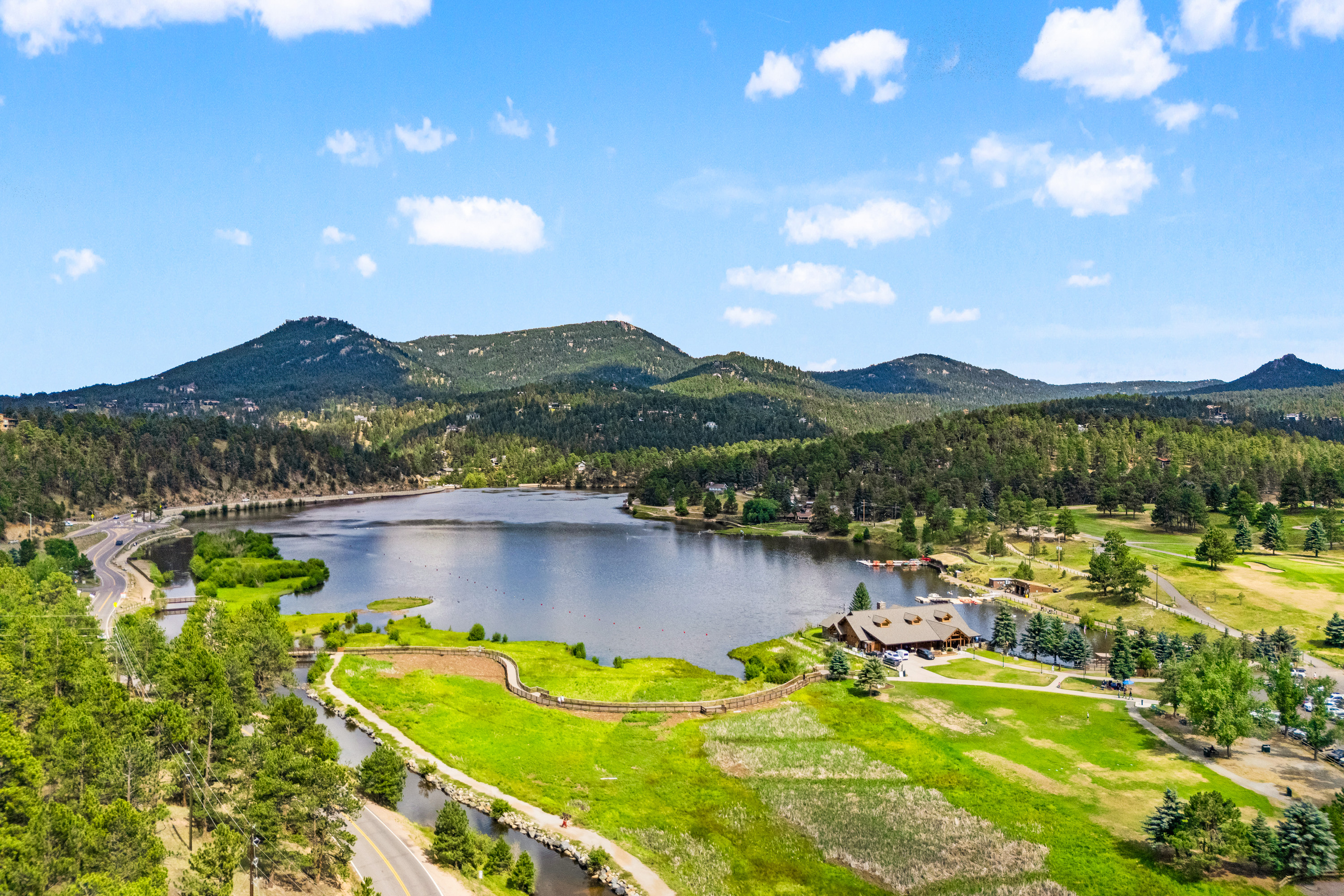 Rare Opportunity to Own 2 Homes Just Steps Away from Coveted Evergreen Lake - 物件實景