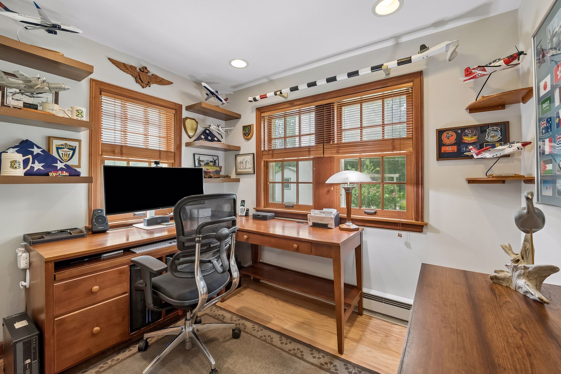 Thoughtfully Updated Tudor on a Rare Oversized Lot - 物件實景