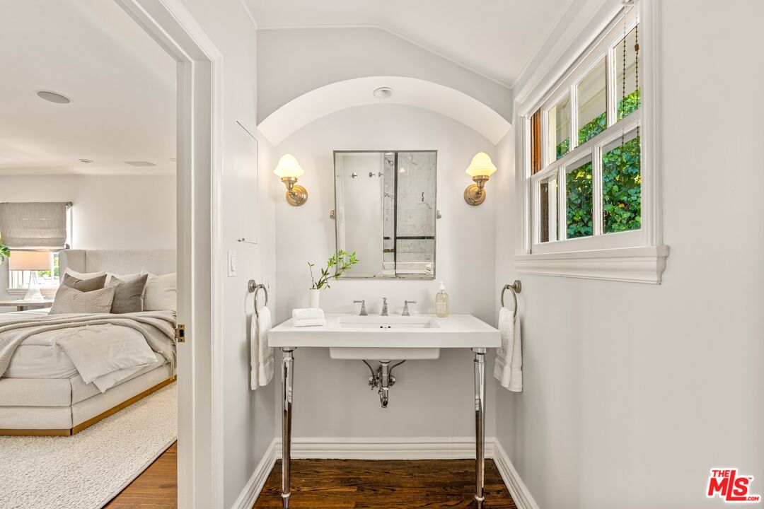 Los Angeles, California, 90046, United States, 3 Bedrooms Bedrooms, ,3 BathroomsBathrooms,Residential,For Sale,1906693