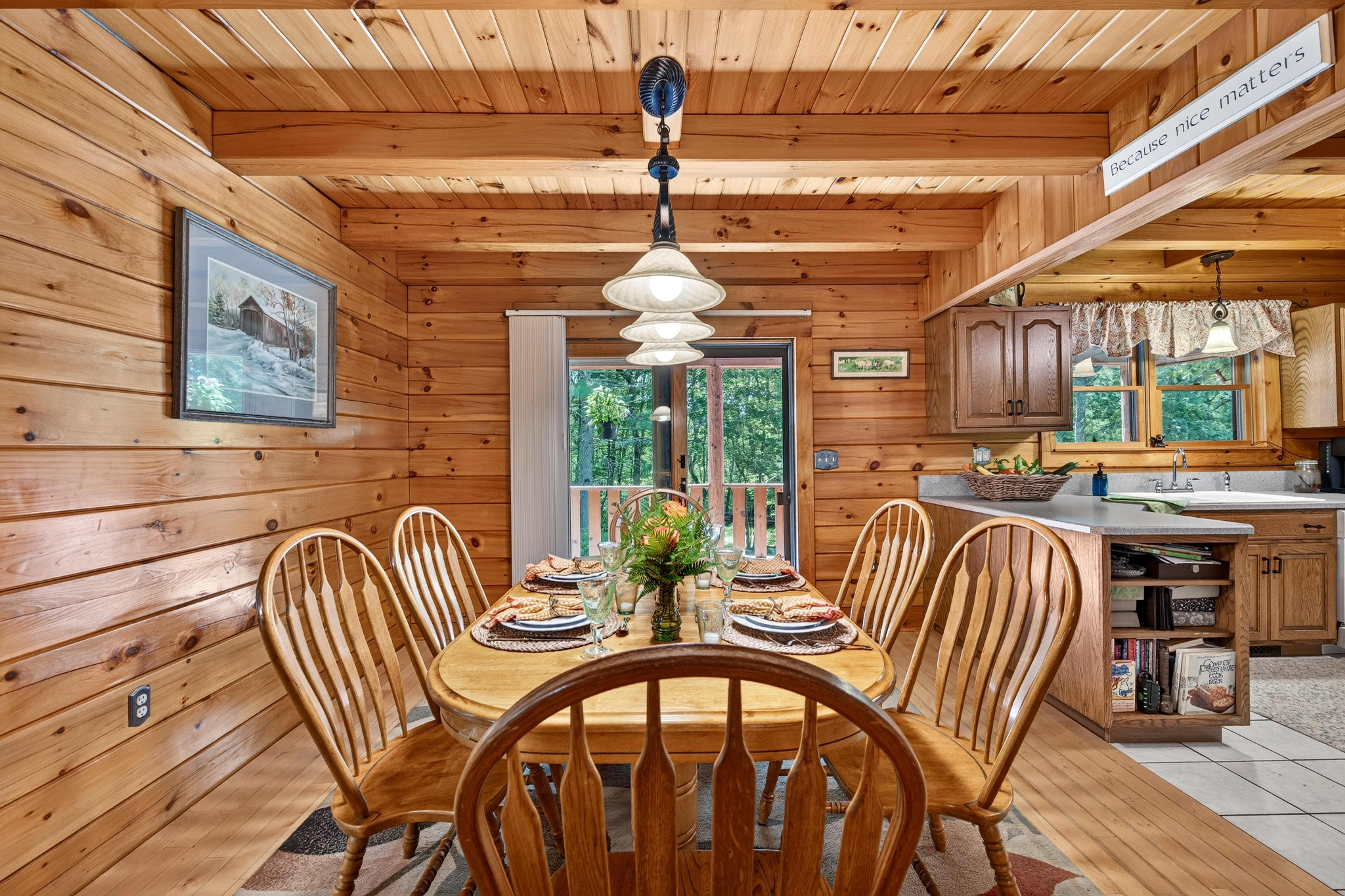  Tucked within four private, tranquil acres, this charming rustic log home offers - 物件實景