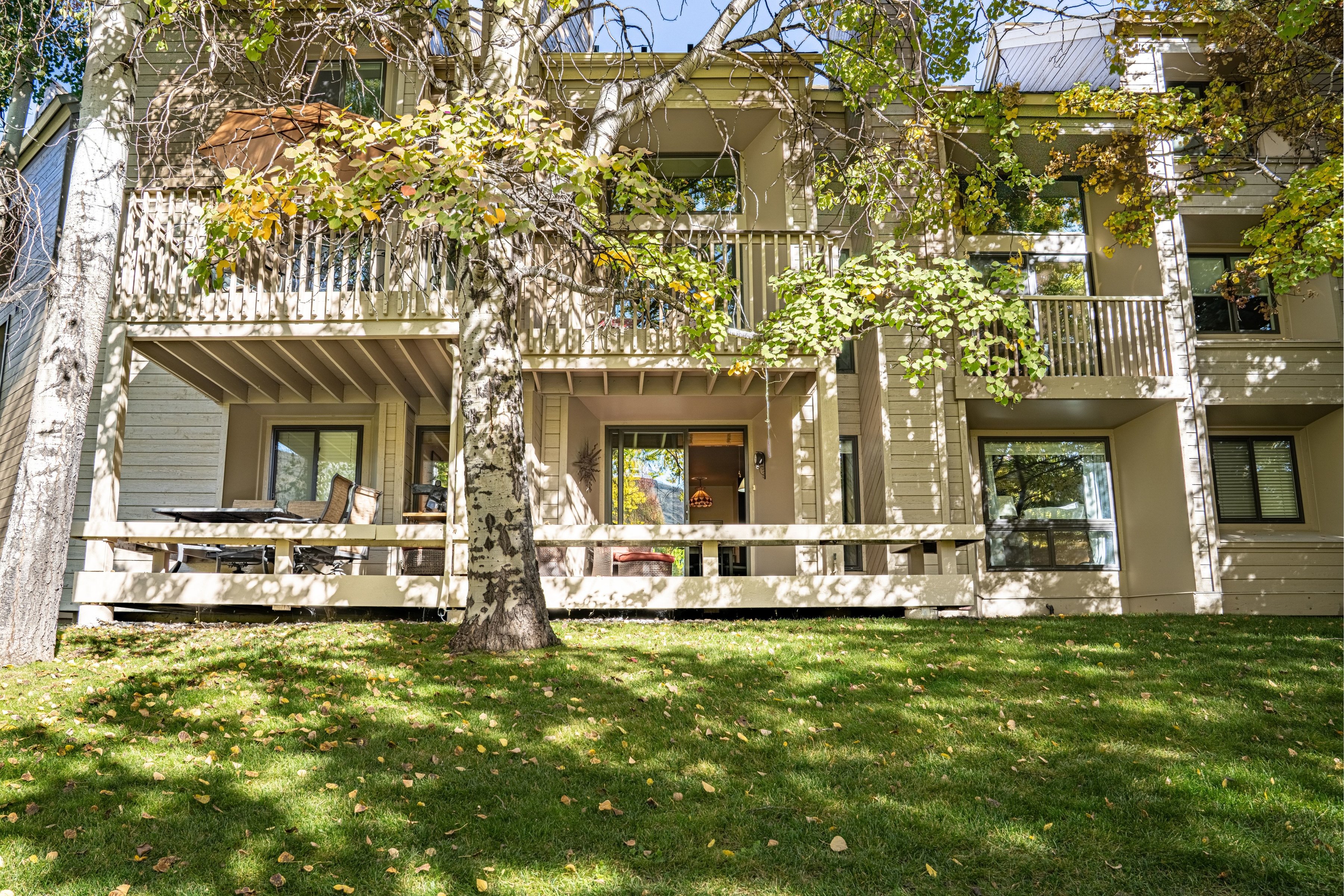  Single Level Living With Expansive Deck and Patio - 物件實景