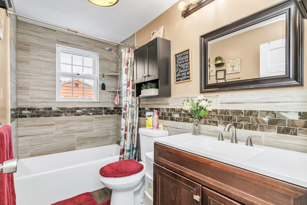 East Bridgewater, Massachusetts, 02333, United States, 3 Bedrooms Bedrooms, ,2 BathroomsBathrooms,Residential,For Sale,2009989