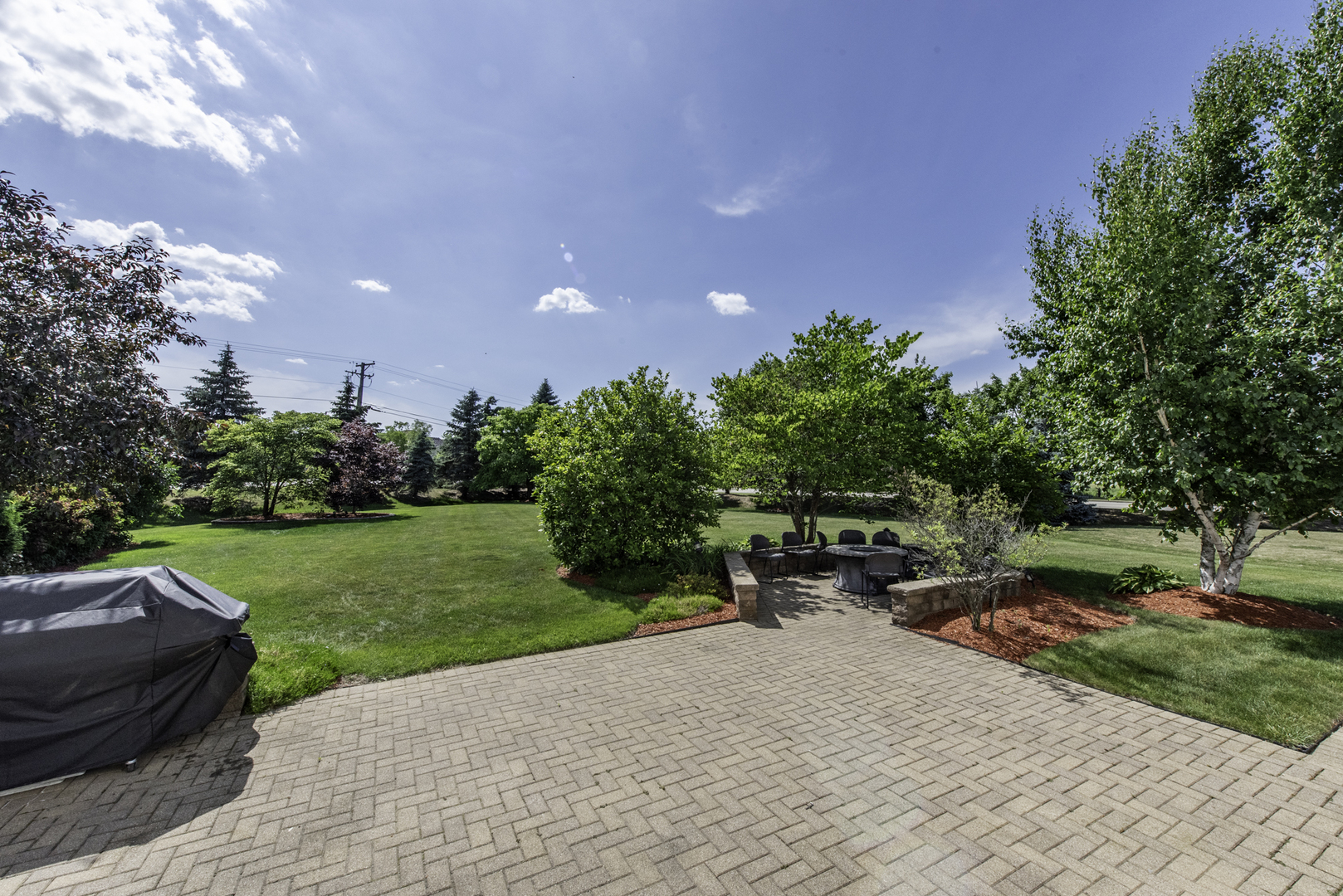 Lindenhurst, Illinois, 60046, United States, 5 Bedrooms Bedrooms, ,3 BathroomsBathrooms,Residential,For Sale,1874221
