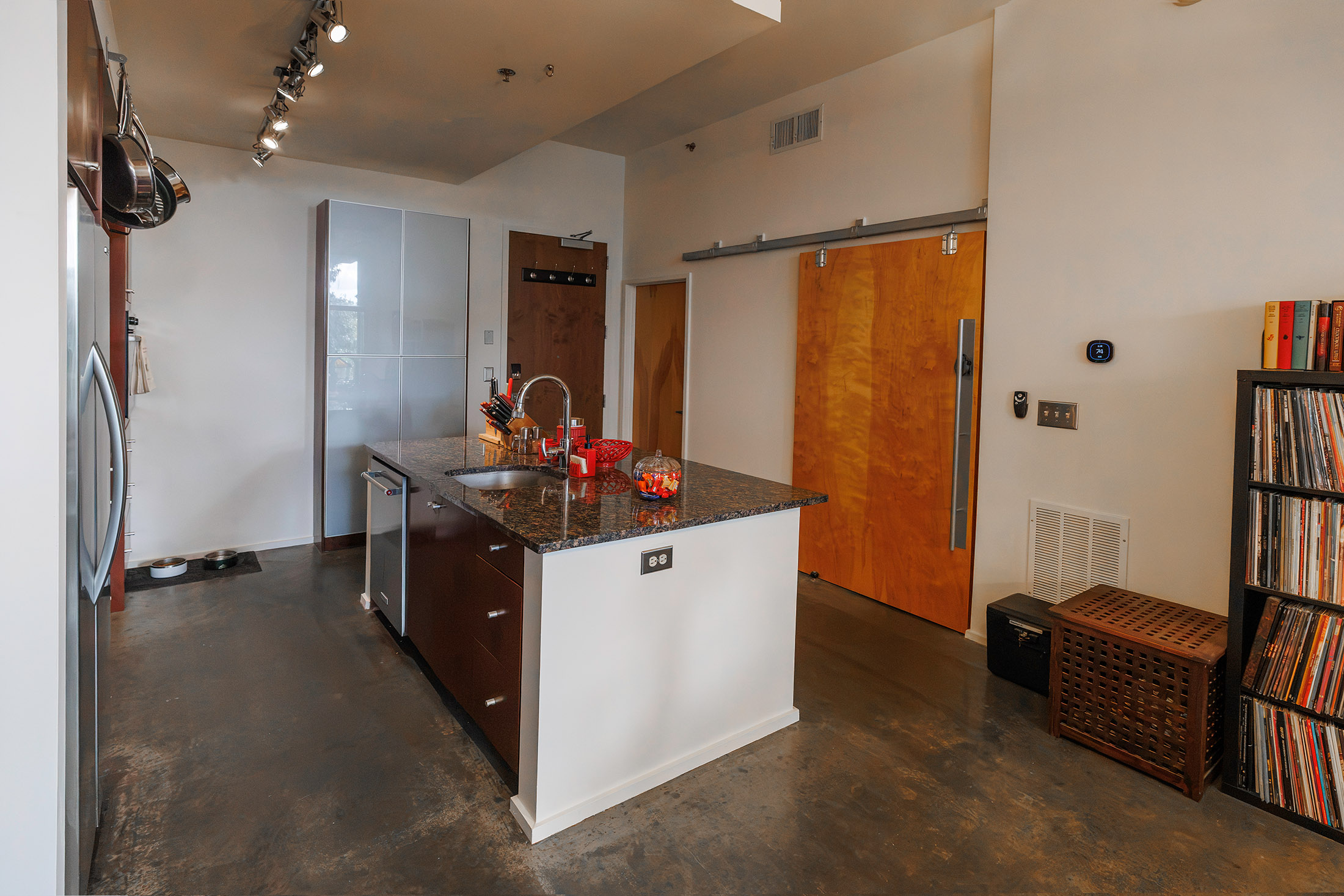  Soaring Ceilings, Industrial Design and an Ideal Intown Location - 物件實景