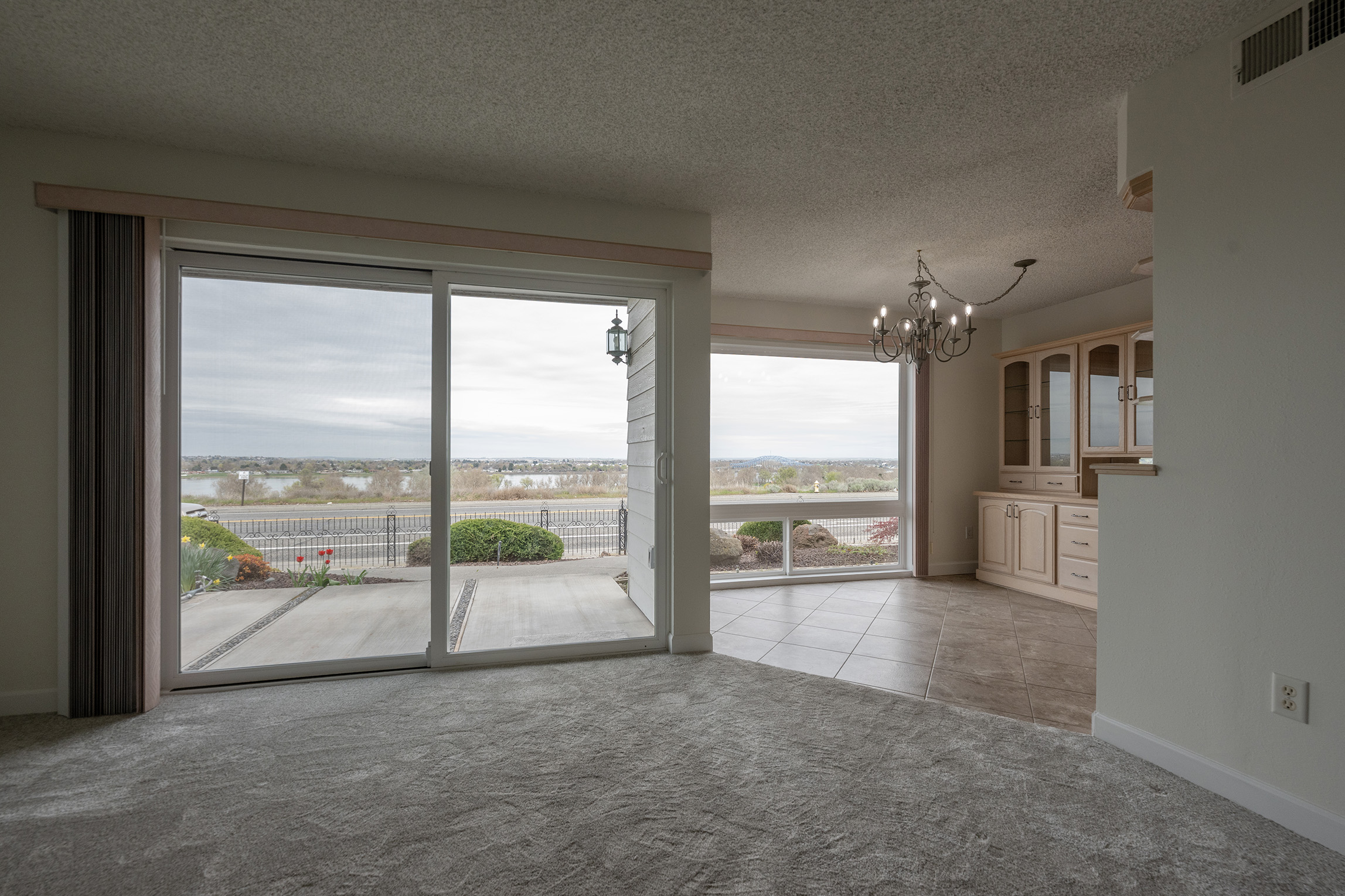  Situated along the Columbia River with breathtaking, one-of-a-kind 180-views - 物件實景