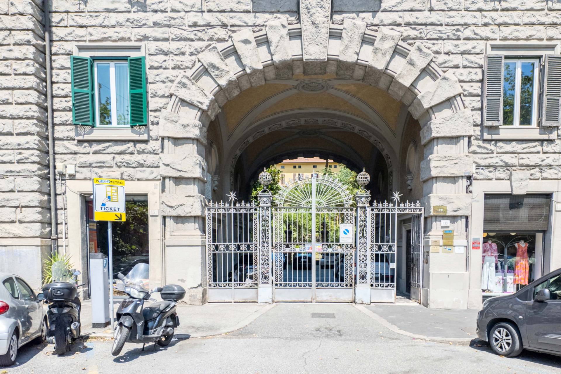 Roma, Roma, 00100, IT, 4 Bedrooms Bedrooms, ,2 BathroomsBathrooms,Residential,For Sale,1989344