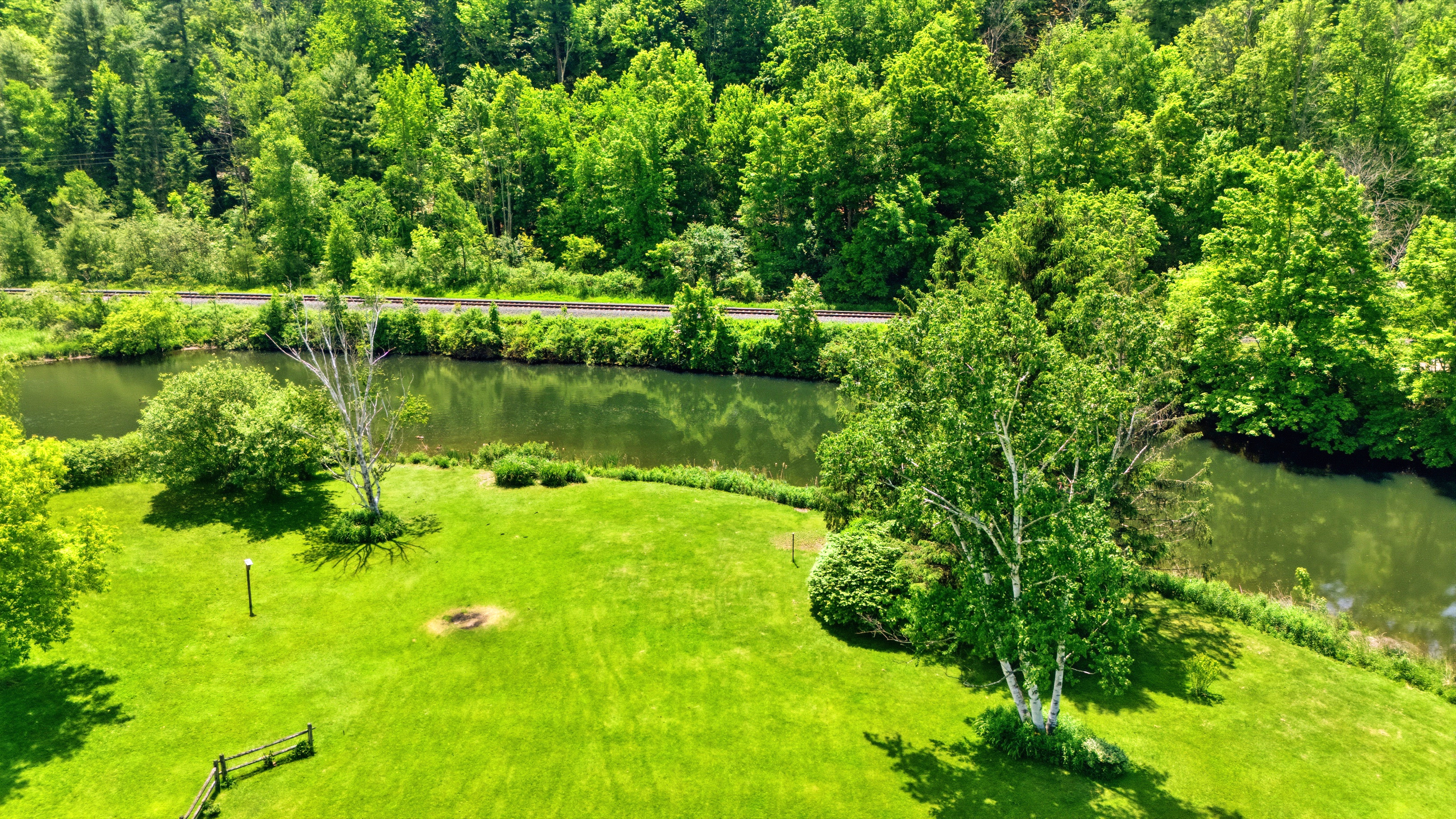  Historic Riverfront Gem with Mountain Views in Lee - 物件實景