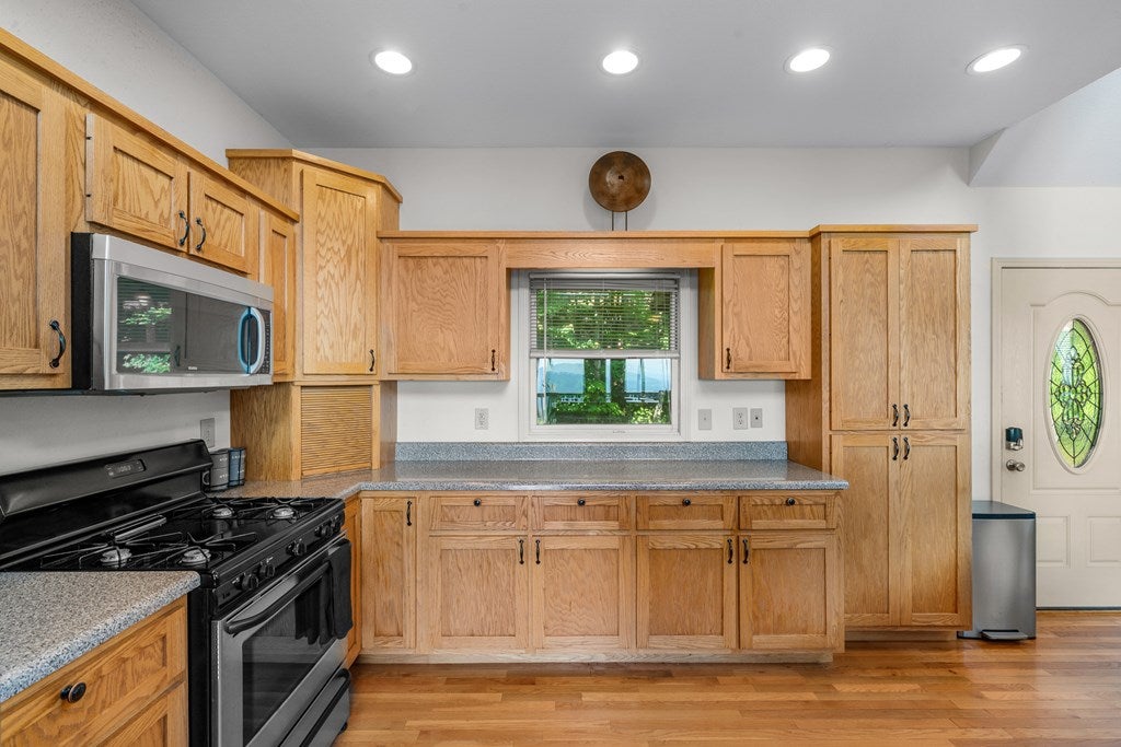 Murphy, North Carolina, 28096, United States, 4 Bedrooms Bedrooms, ,4 BathroomsBathrooms,Residential,For Sale,1871298