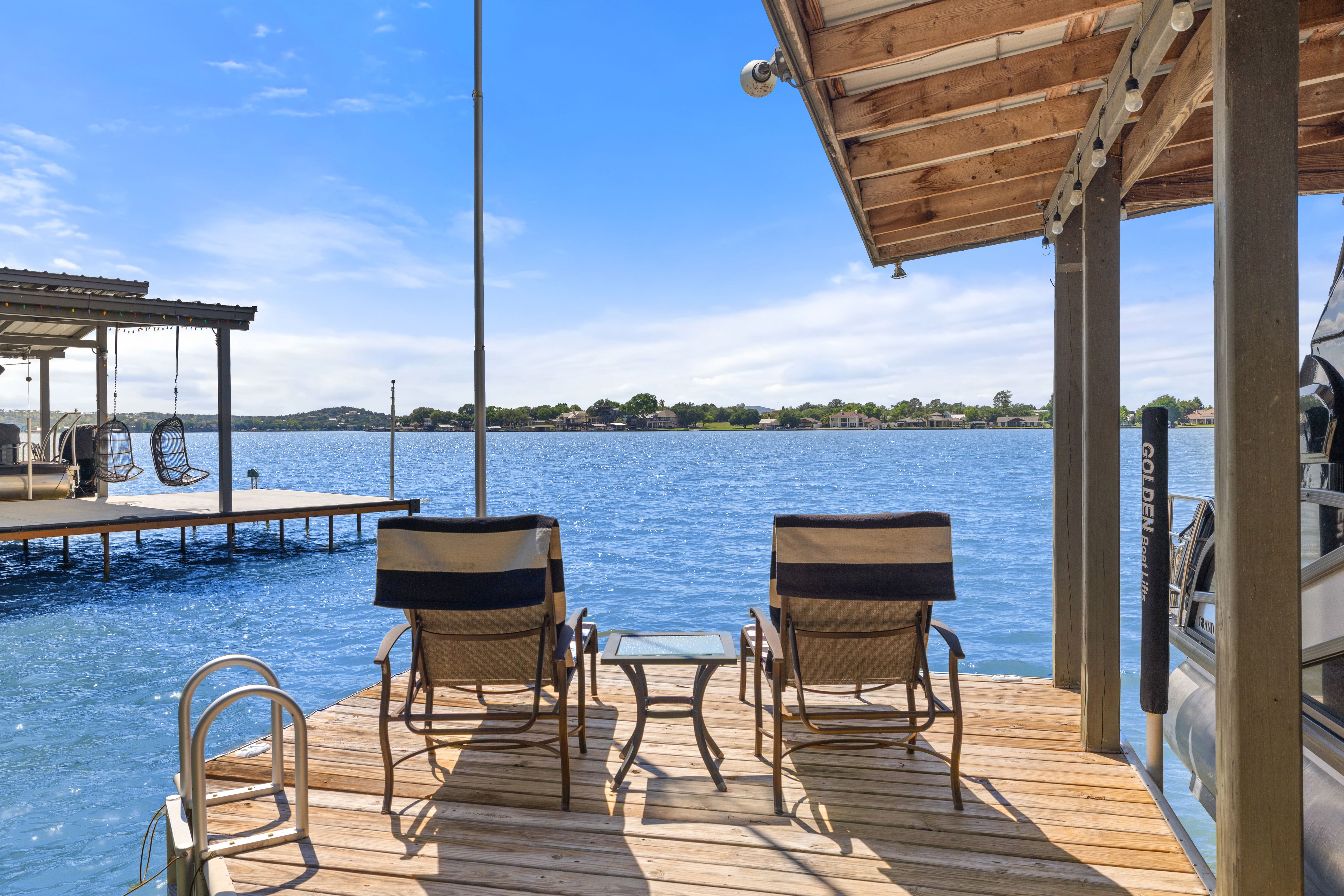  402 S. Shorewood Dr on Lake LBJ - 物件實景