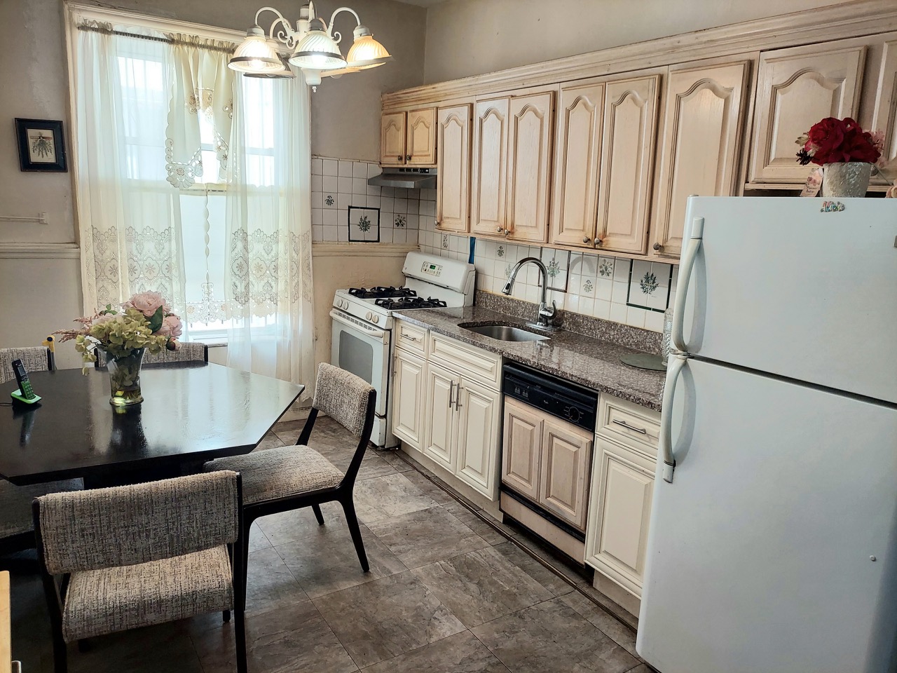 Brooklyn, New York, 11212, United States, 6 Bedrooms Bedrooms, ,2 BathroomsBathrooms,Residential,For Sale,1899398