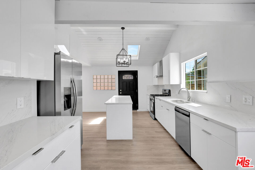 Reseda, California, 91335, United States, 10 Bedrooms Bedrooms, ,Residential,For Sale,1906500