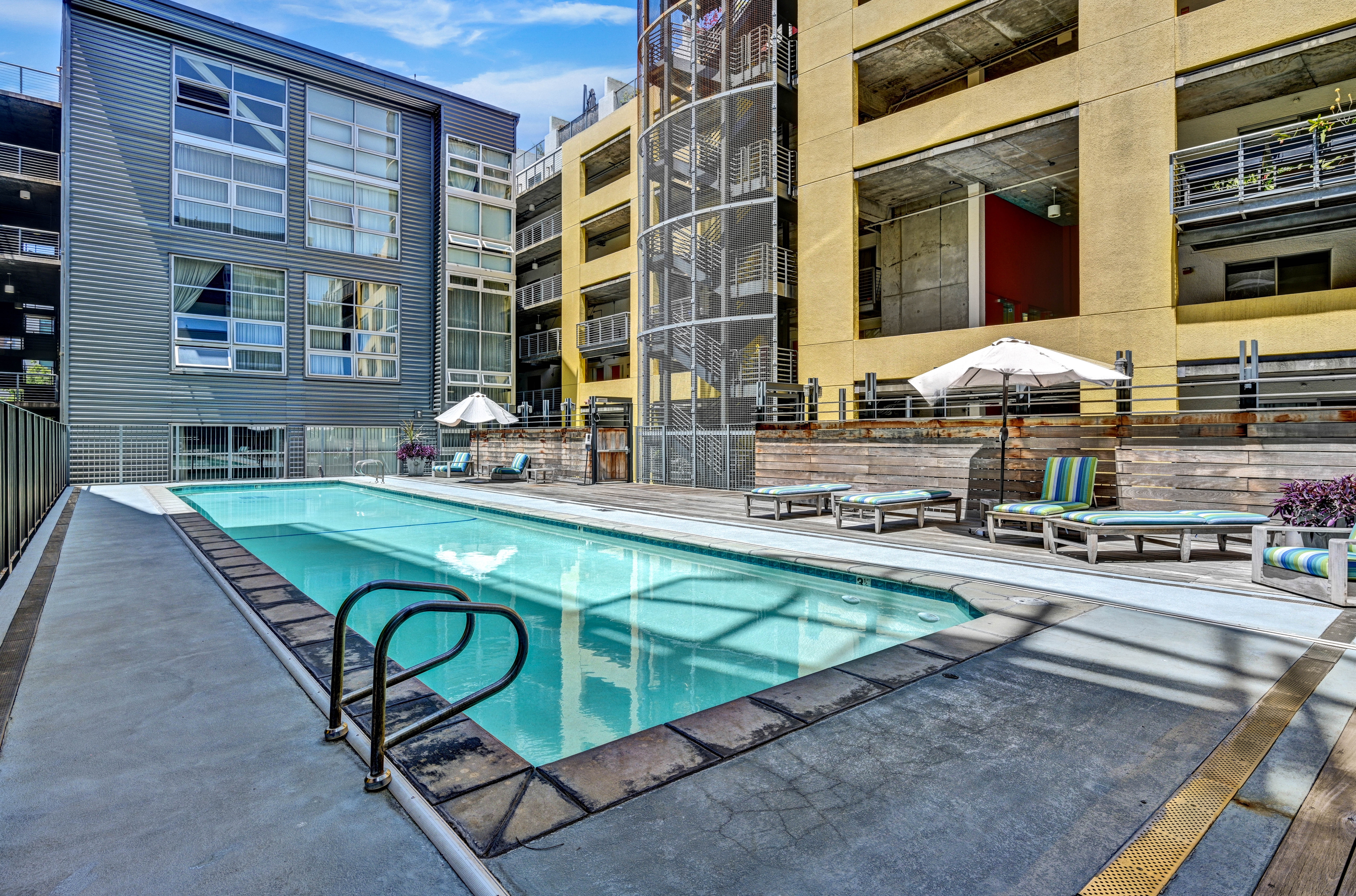  Sophisticated Penthouse Loft with Private Patio in Vibrant Jack London Square - 物件實景