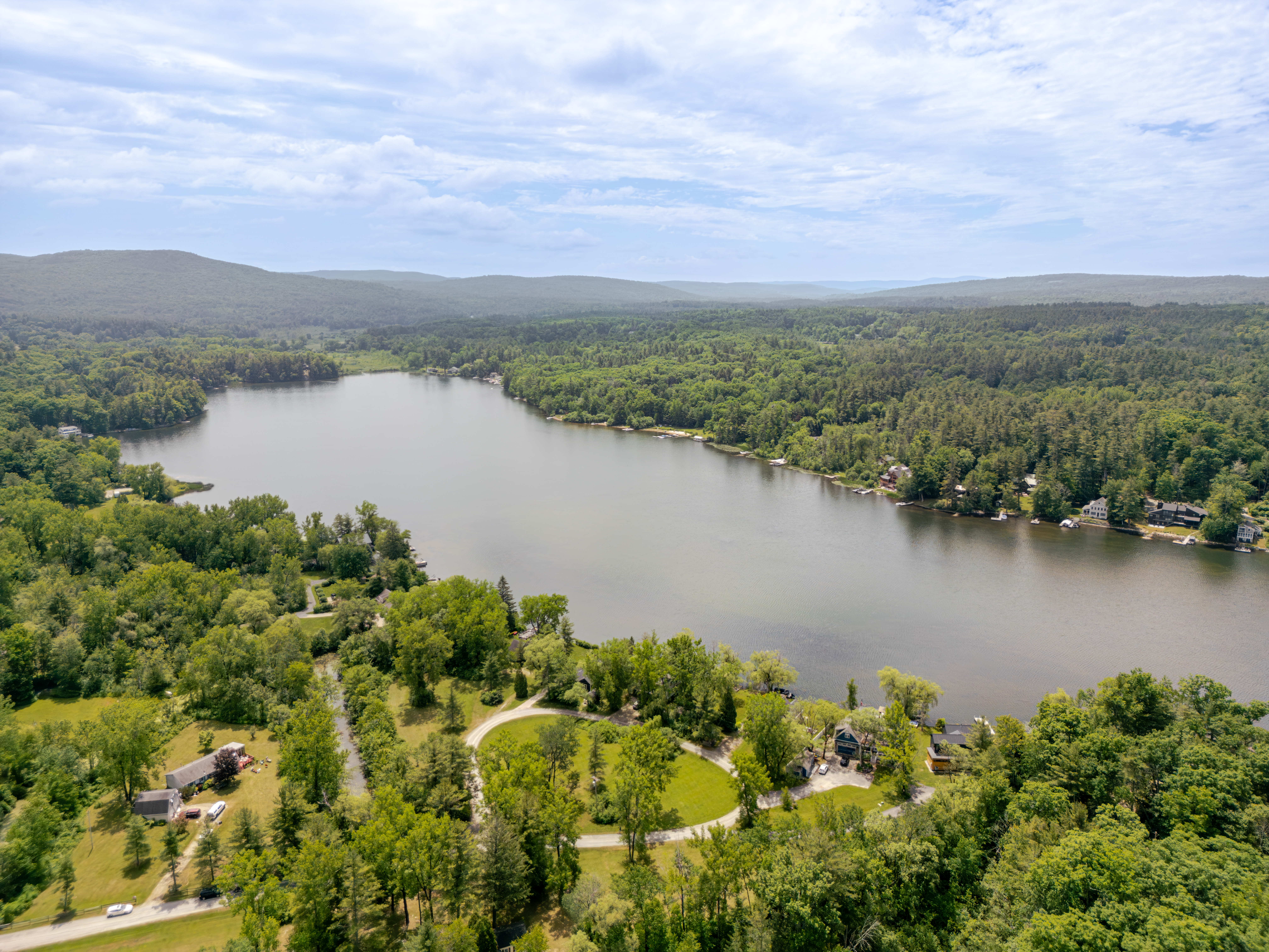  Berkshire Lakeside Living: 2-Acres and a Cottage by the Lake - 物件實景
