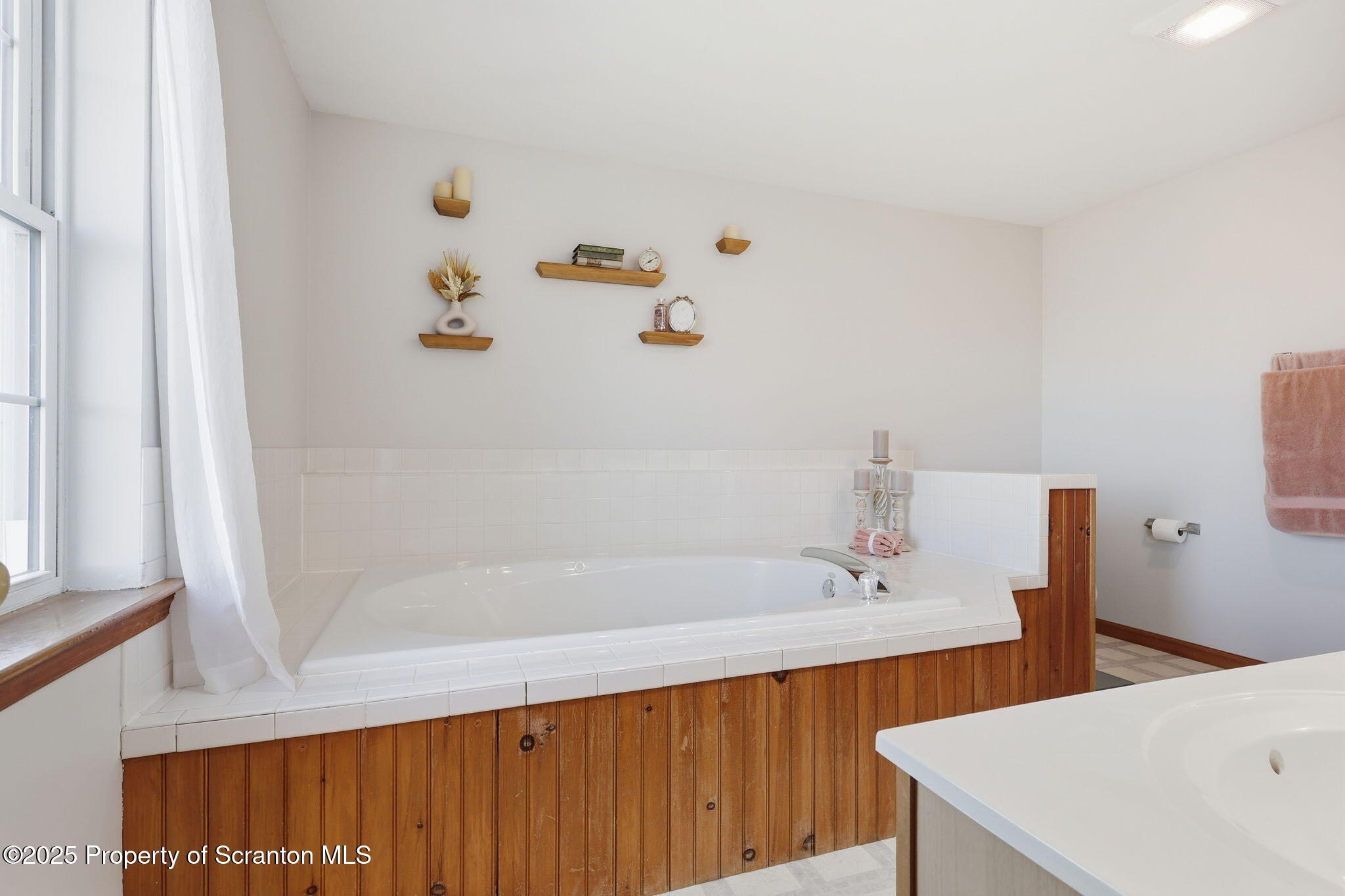 Clifford Twp, Pennsylvania, 18470, United States, 4 Bedrooms Bedrooms, ,3 BathroomsBathrooms,Residential,For Sale,1978908