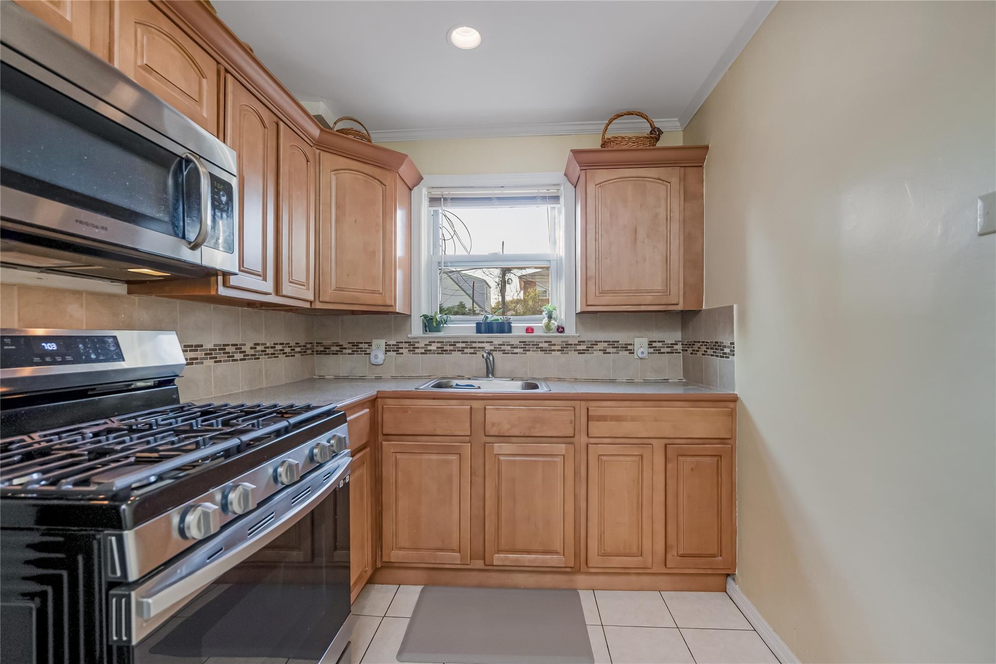 Cambria Heights, New York, 11429, United States, 3 Bedrooms Bedrooms, ,2 BathroomsBathrooms,Residential,For Sale,1877531