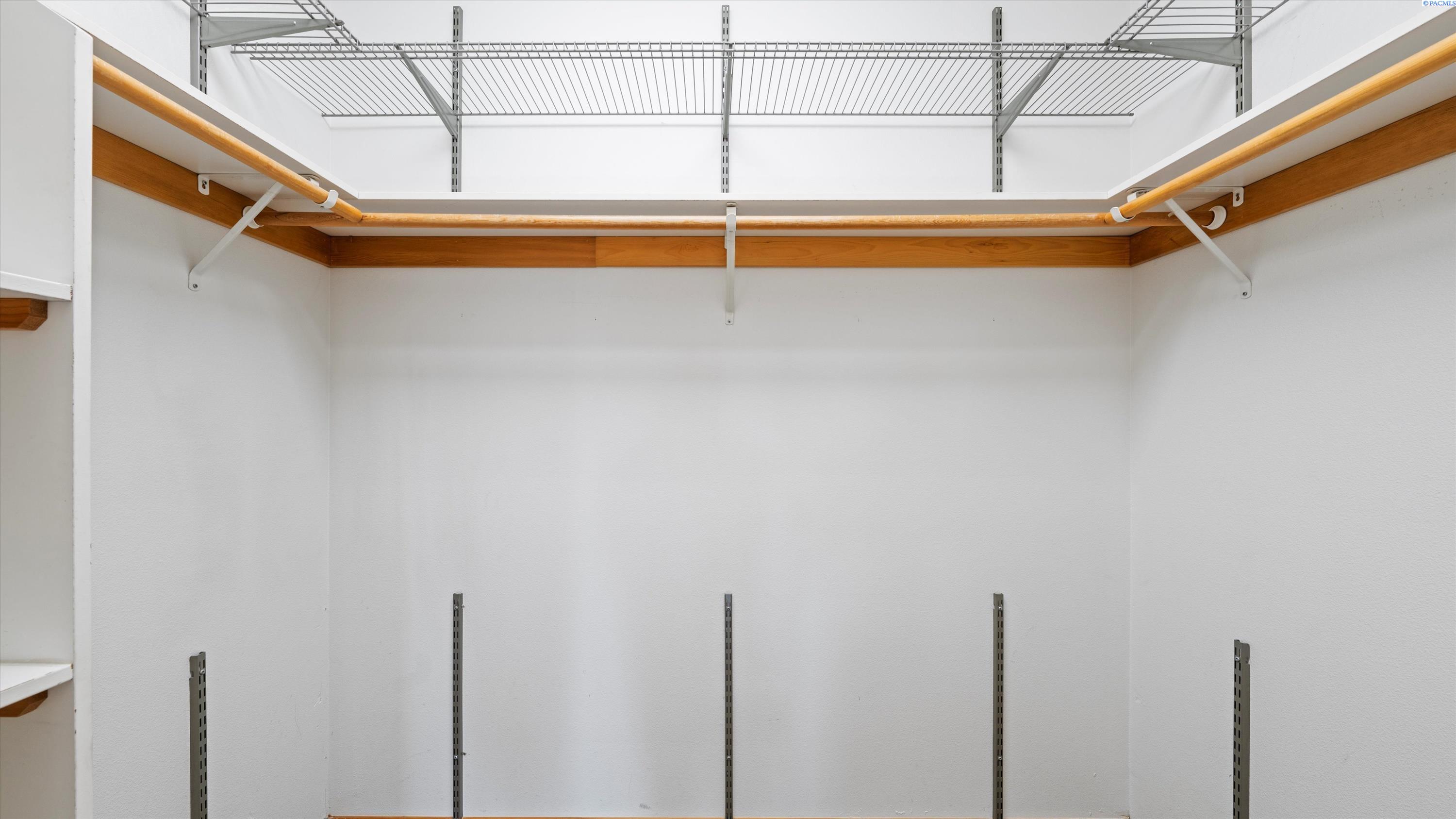 Richland, Washington, 99352, United States, 4 Bedrooms Bedrooms, ,3 BathroomsBathrooms,Residential,For Sale,1940830