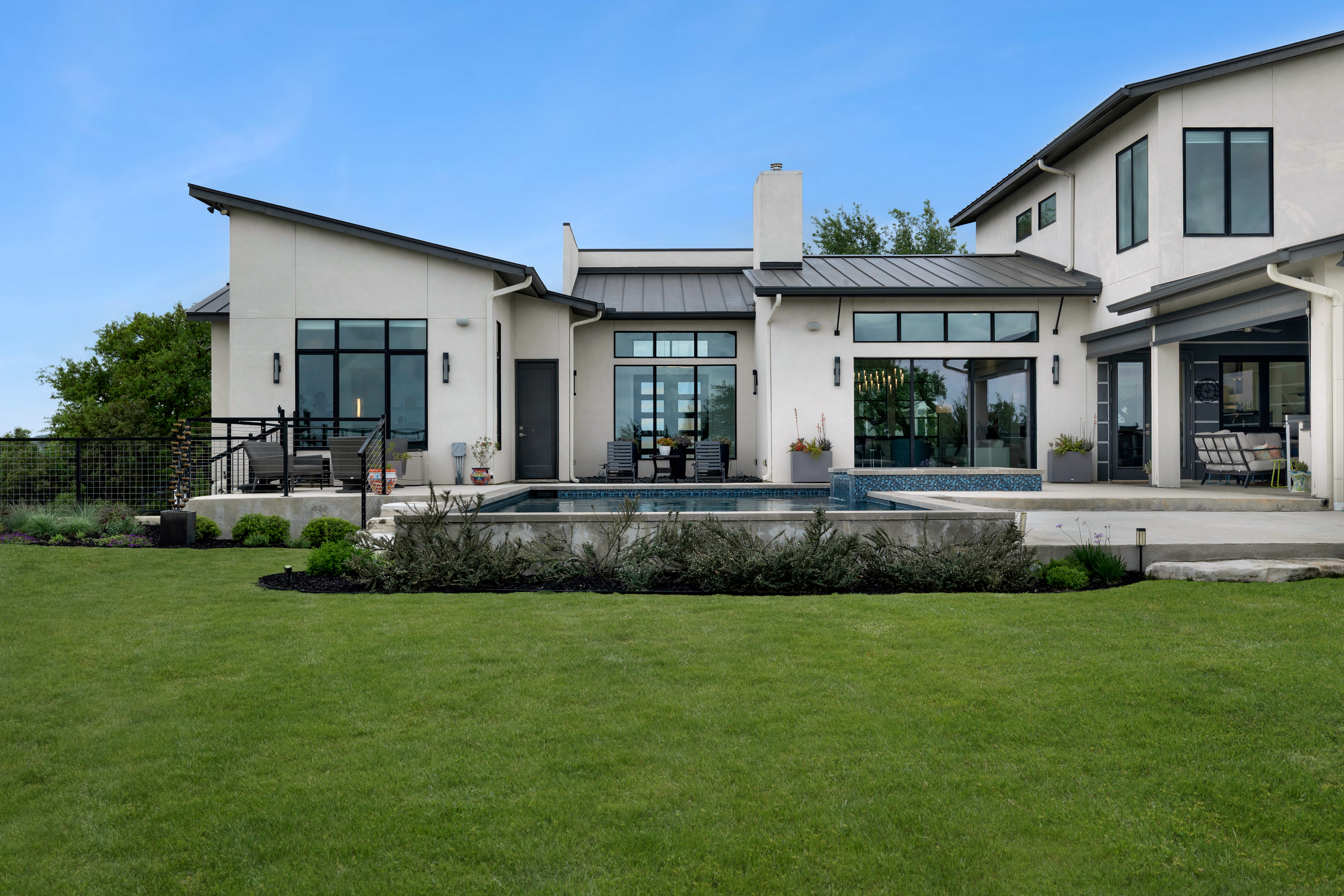  Custom Contemporary with Designer Finishes - 物件實景