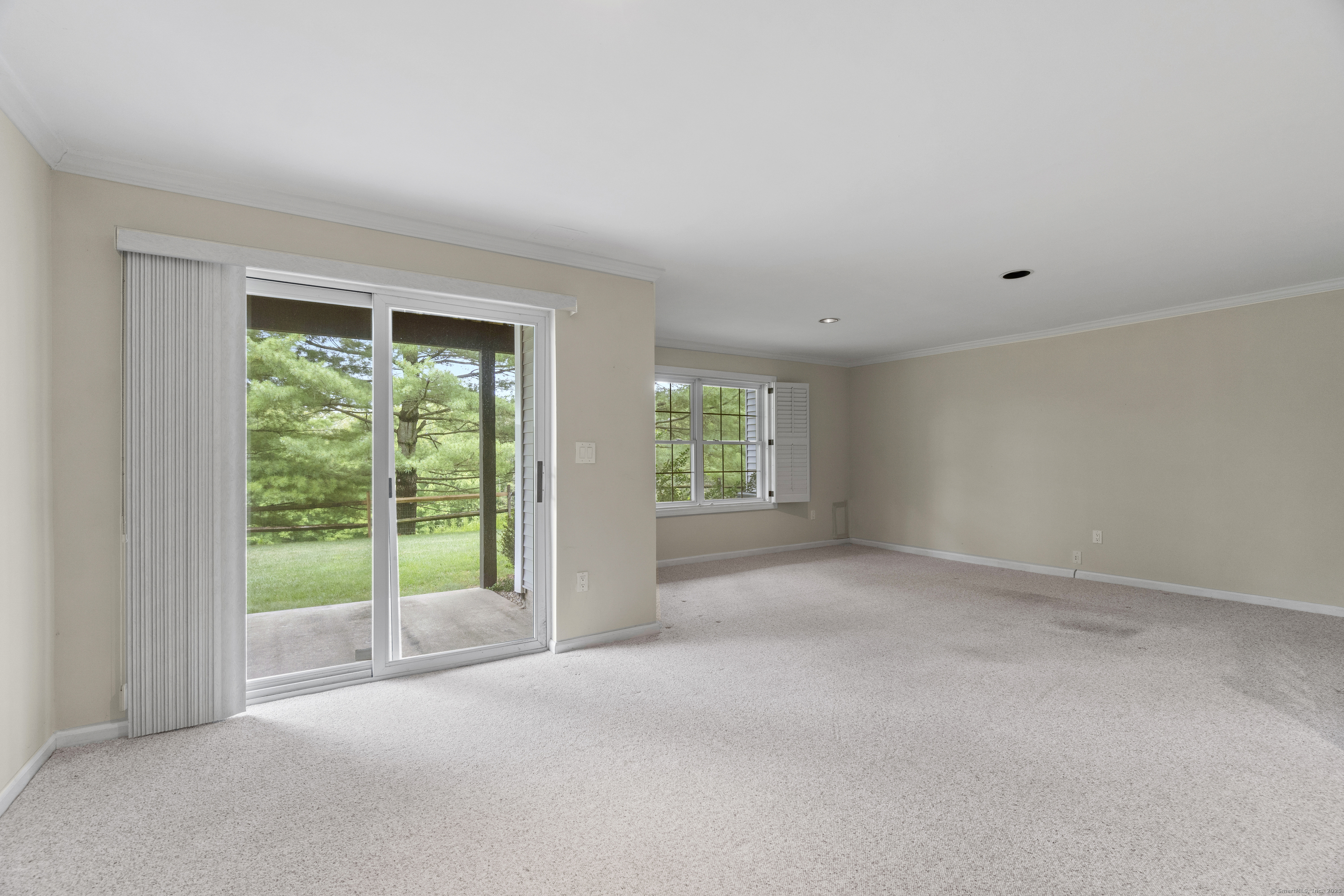 Danbury, Connecticut, 06811, United States, 2 Bedrooms Bedrooms, ,3 BathroomsBathrooms,Residential,For Sale,1932633
