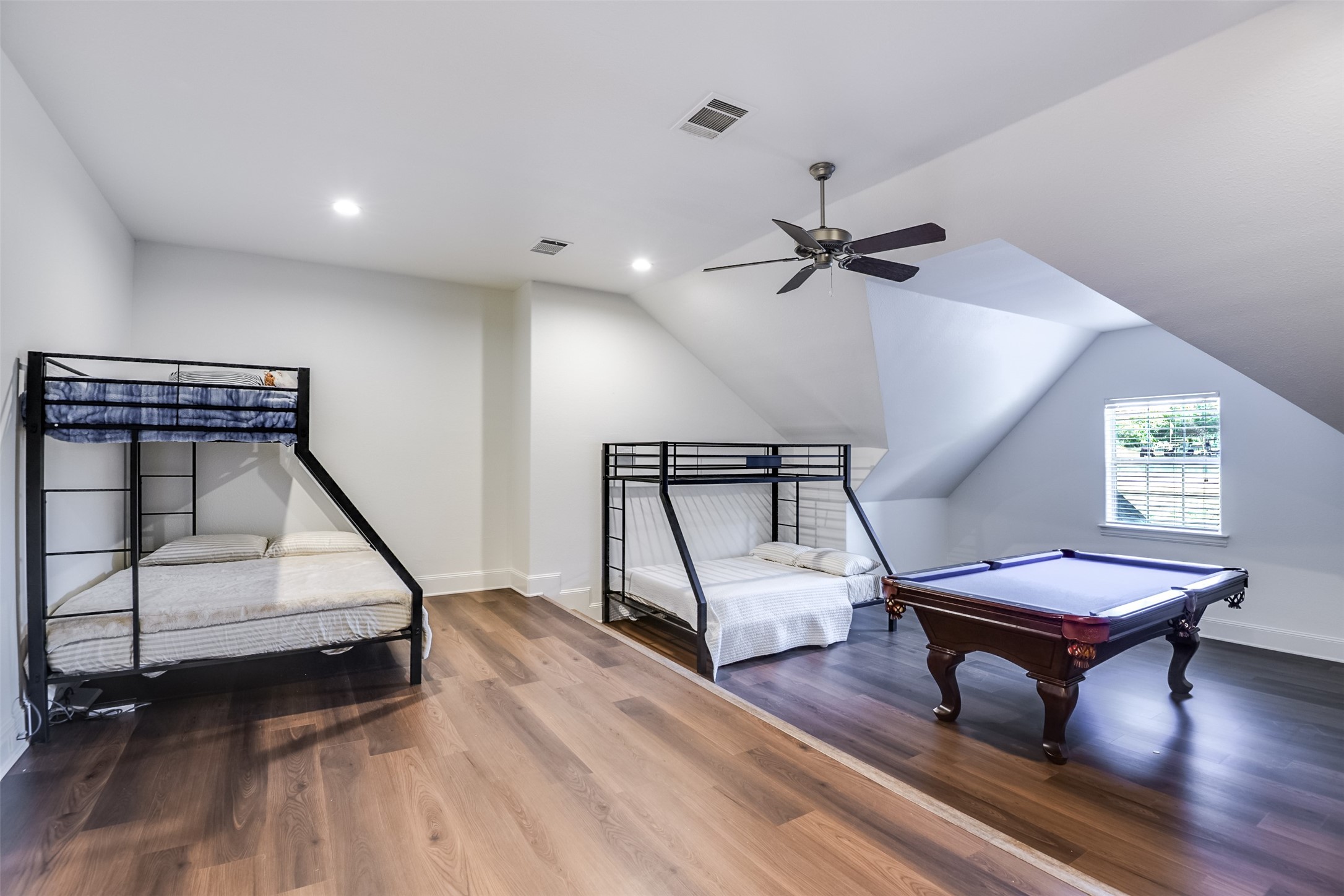 Mabank, Texas, 75156, United States, 3 Bedrooms Bedrooms, ,3 BathroomsBathrooms,Residential,For Sale,1990997