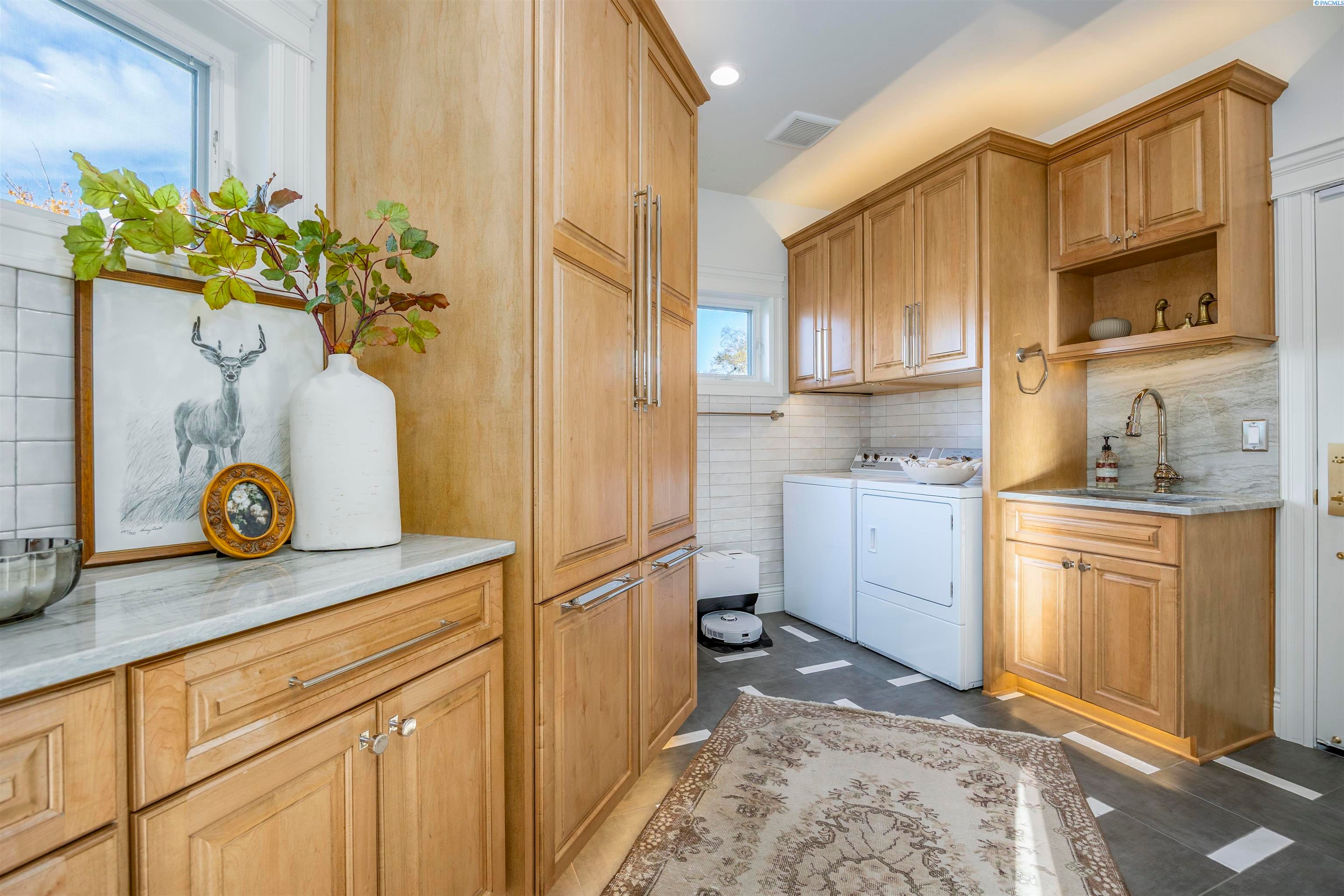 Pasco, Washington, 99301, United States, 4 Bedrooms Bedrooms, ,4 BathroomsBathrooms,Residential,For Sale,1974870