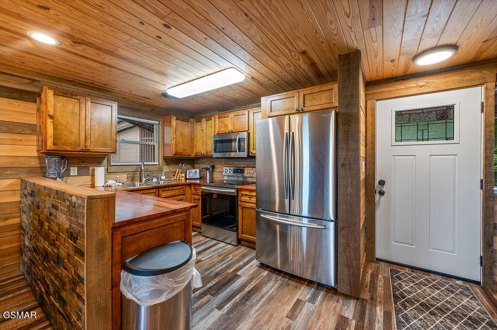 Sevierville, Tennessee, 37876, United States, 4 Bedrooms Bedrooms, ,6 BathroomsBathrooms,Residential,For Sale,2008845