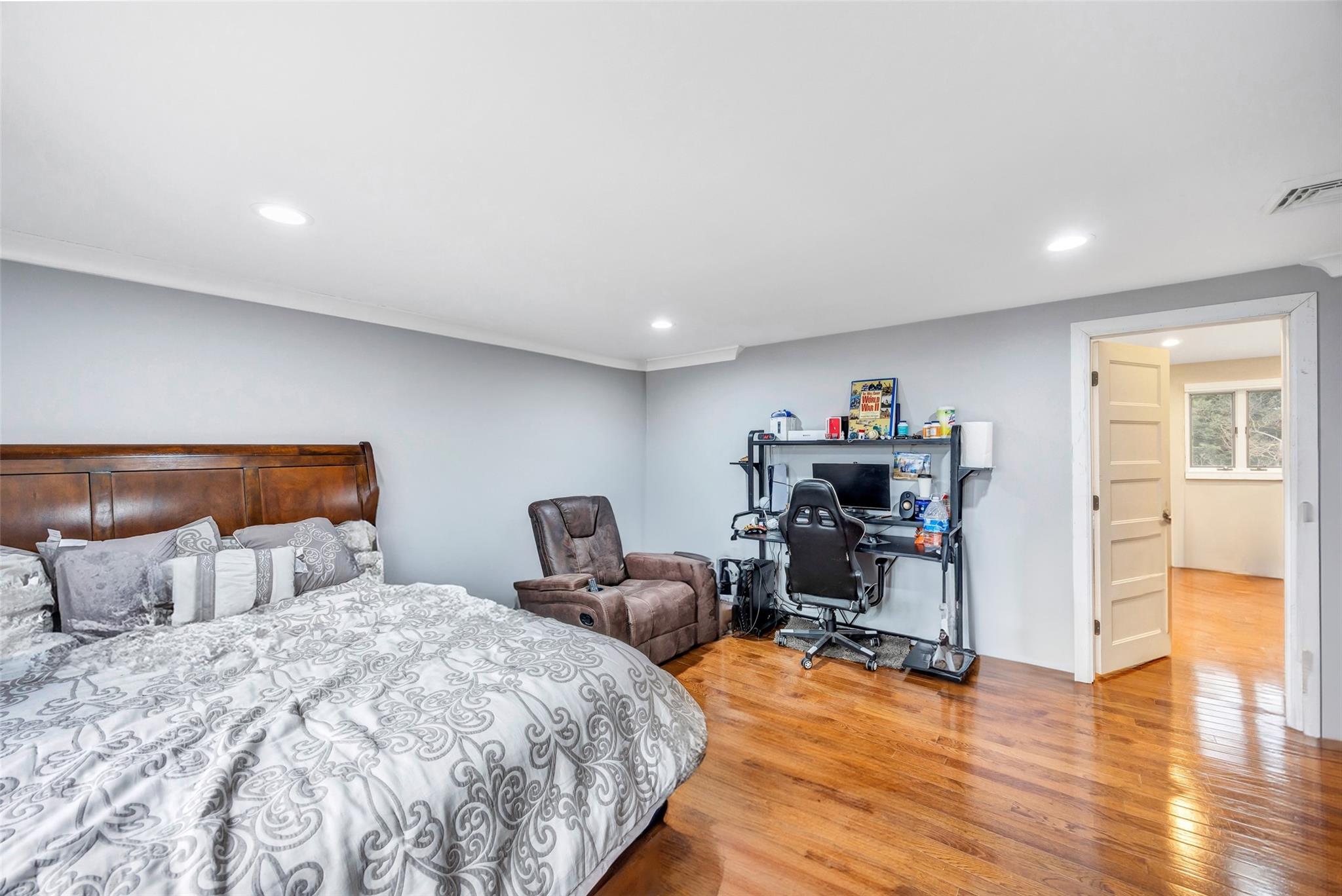 Lindenhurst, New York, 11757, United States, 5 Bedrooms Bedrooms, ,3 BathroomsBathrooms,Residential,For Sale,1707777