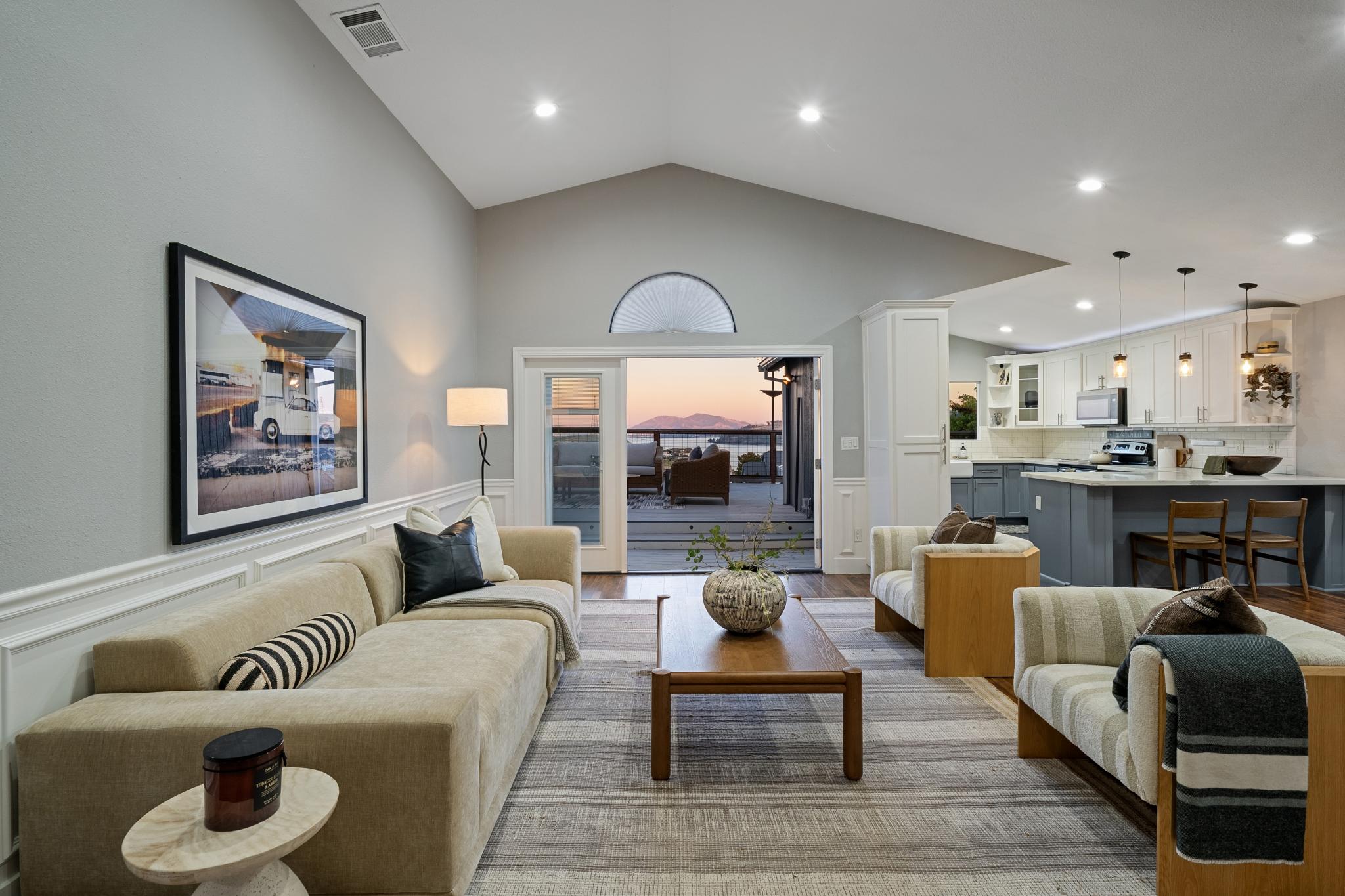  Beautifully Updated Home with Stunning Water Views - 物件實景