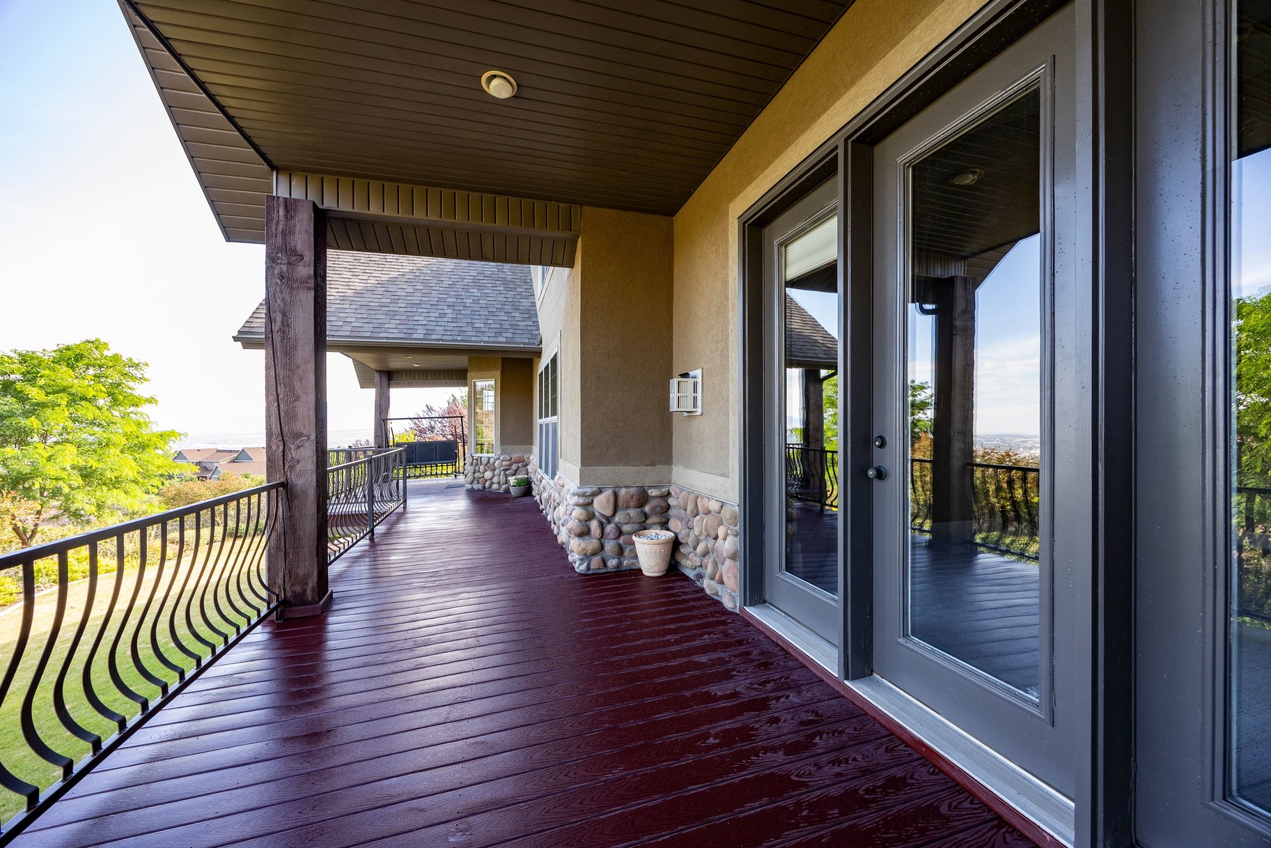  Mountain Views, Trail Access & Luxury East Bench Living - 物件實景