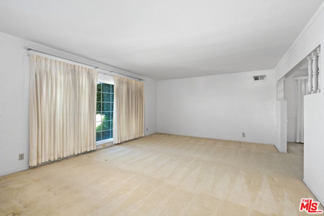 Los Angeles, California, 90056, United States, 2 Bedrooms Bedrooms, ,3 BathroomsBathrooms,Residential,For Sale,2001652