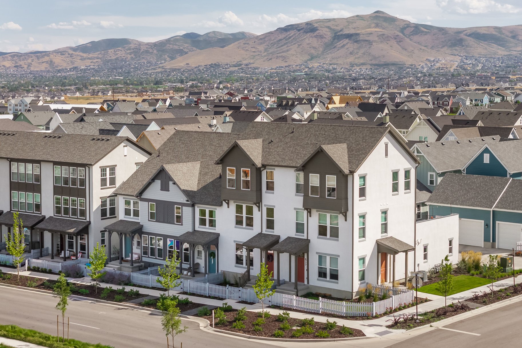  Tudor 3-Story Townhome in Upper Daybreak - 物件實景