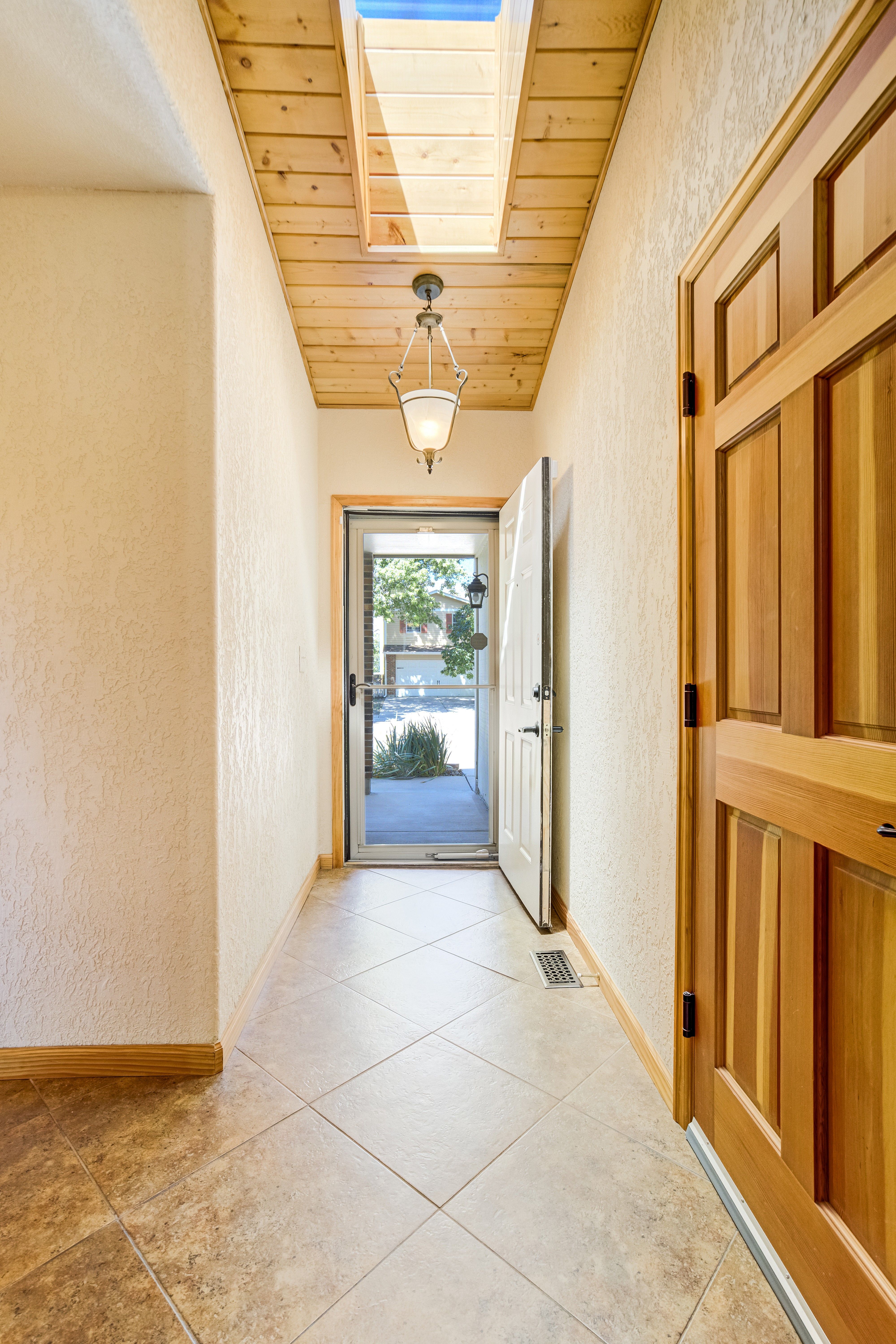 Nestled on a Spacious Corner Lot, Discover Mountain Charm w/ Warm Wood Accents - 物件實景
