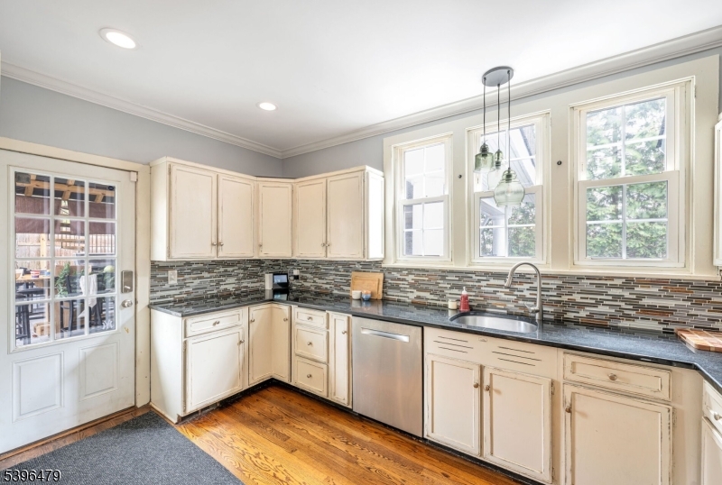 West Milford Twp., New Jersey, 07421, United States, 4 Bedrooms Bedrooms, ,3 BathroomsBathrooms,Residential,For Sale,1992089