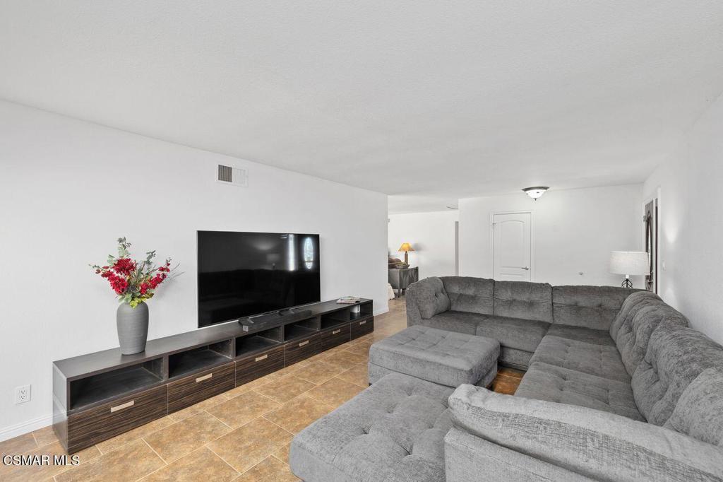 Simi Valley, California, 93065, United States, 3 Bedrooms Bedrooms, ,2 BathroomsBathrooms,Residential,For Sale,1960953