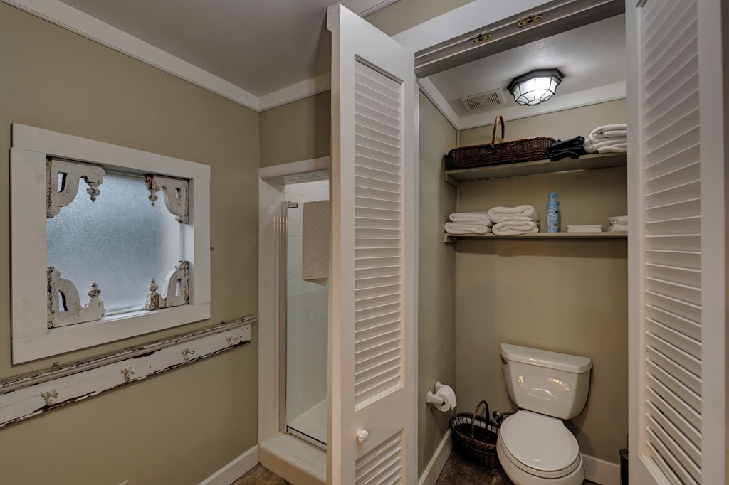 Kerrville, Texas, 78028, United States, 6 Bedrooms Bedrooms, ,6 BathroomsBathrooms,Residential,For Sale,1980458