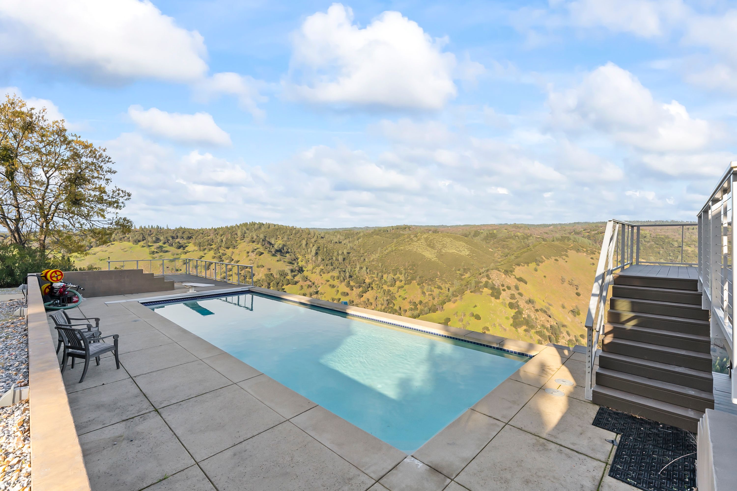  River Views • Pool • A Striking Estate That Makes a Statement - 物件實景