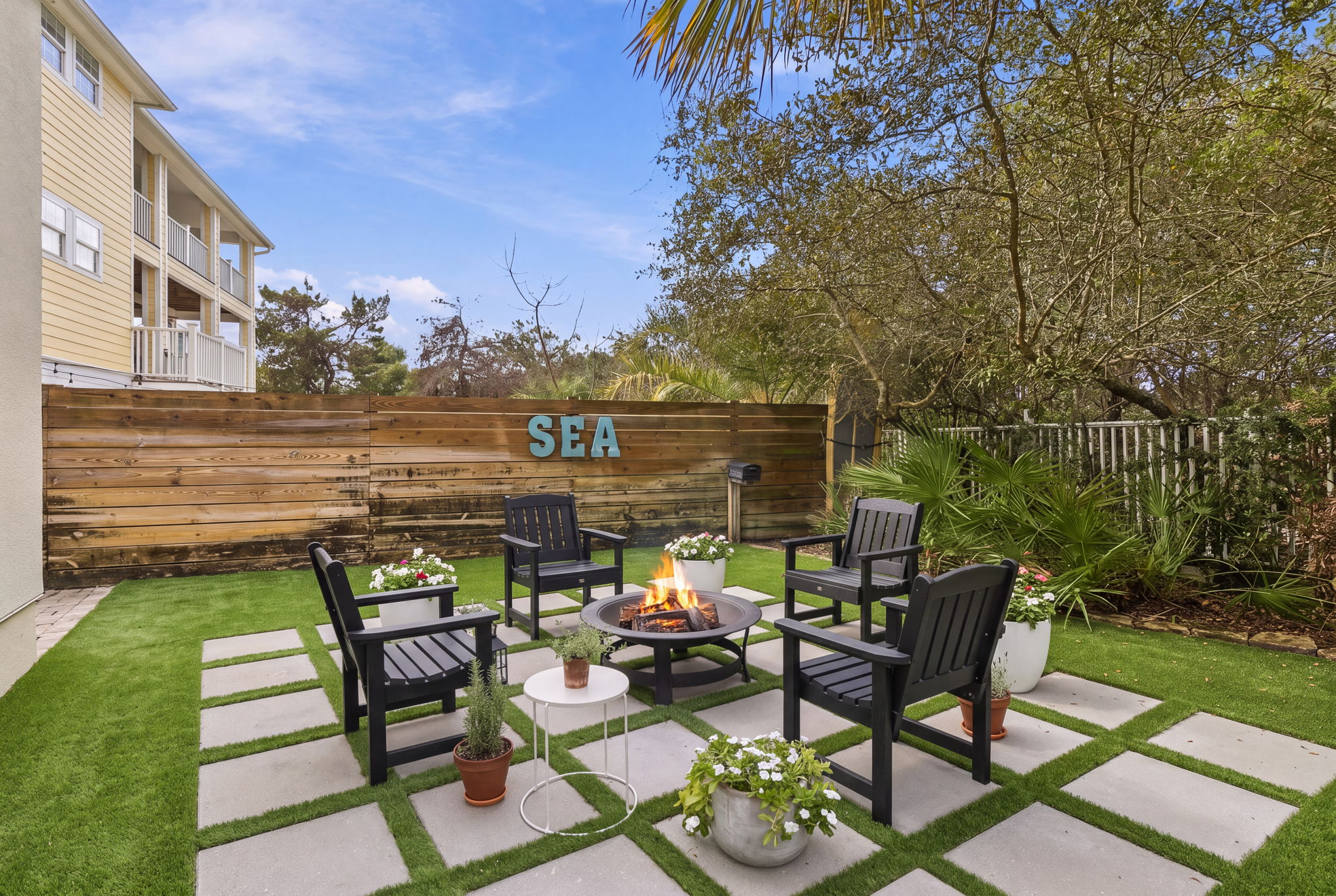  Updated Coastal Retreat With Courtyard Pool And Carriage House - 物件實景