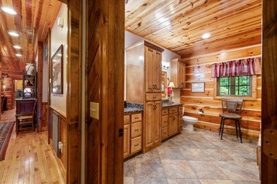 Murphy, North Carolina, 28906, United States, 3 Bedrooms Bedrooms, ,6 BathroomsBathrooms,Residential,For Sale,1933143