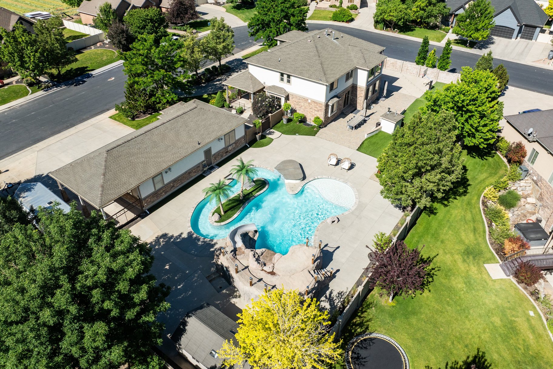  Newly Updated Home with Pool, Lazy River & Detached Garage - 物件實景