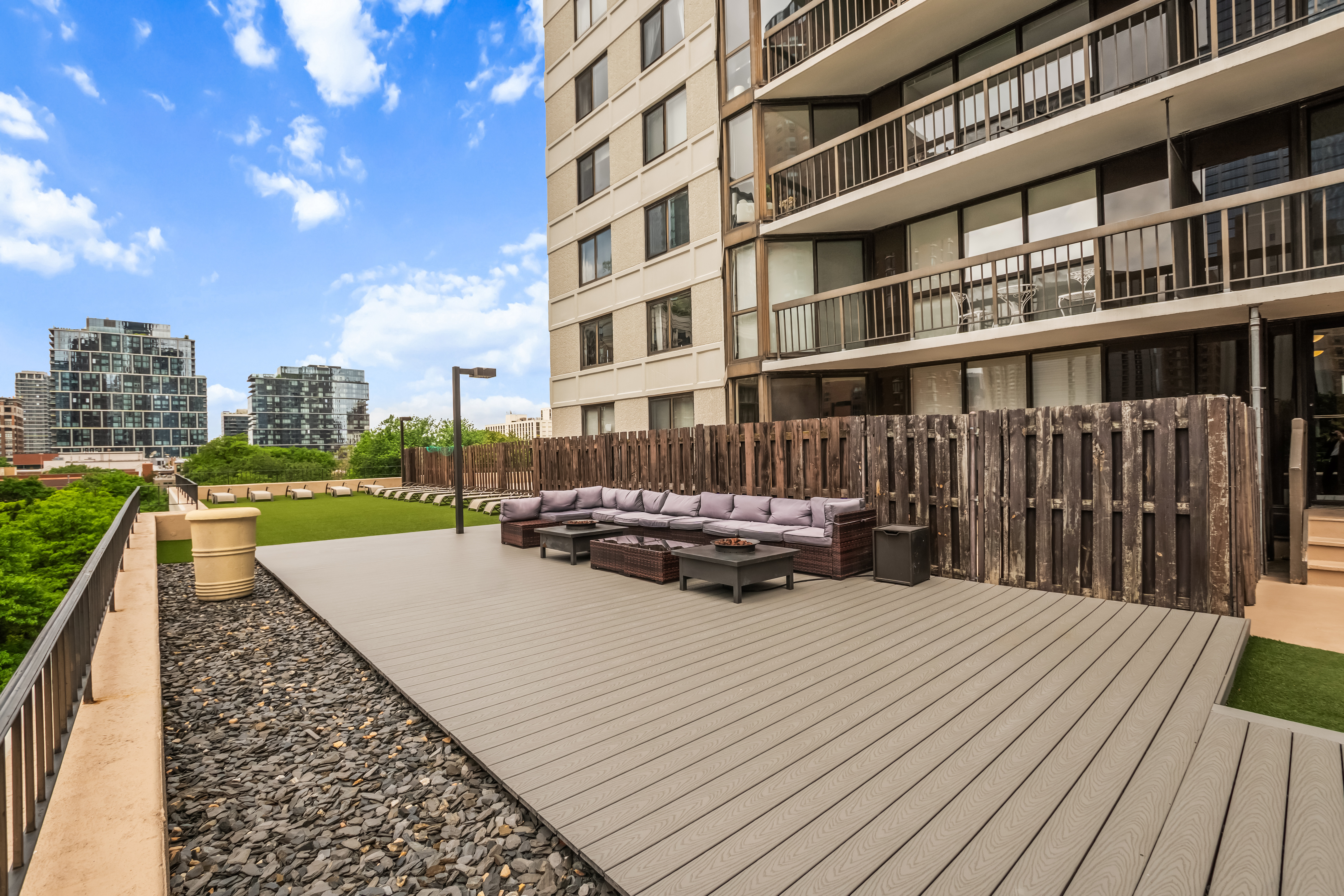  Experience Elevated City Living in this Spacious Southwest Corner Condo - 物件實景