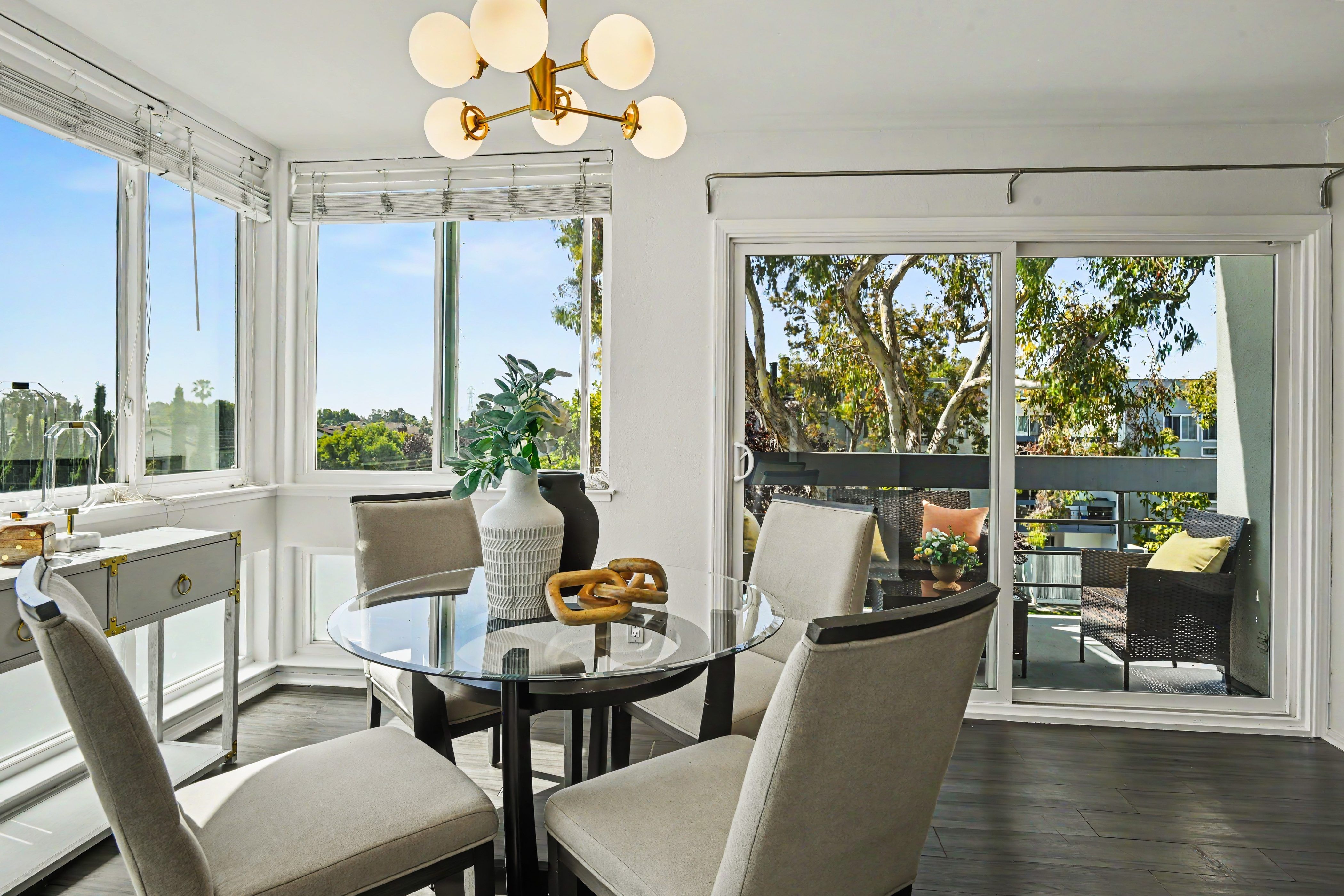  Light-Filled Top-Floor Corner Retreat - 物件實景