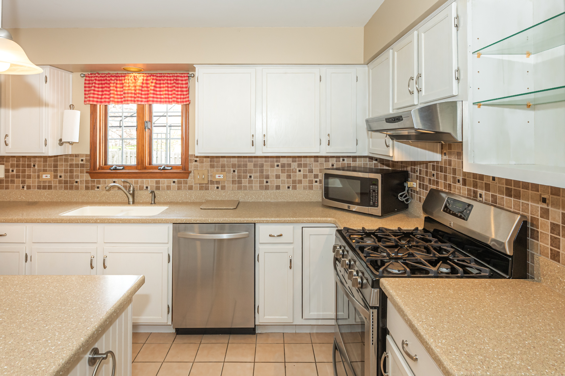  Beautifully Maintained Storybook Home - 物件實景