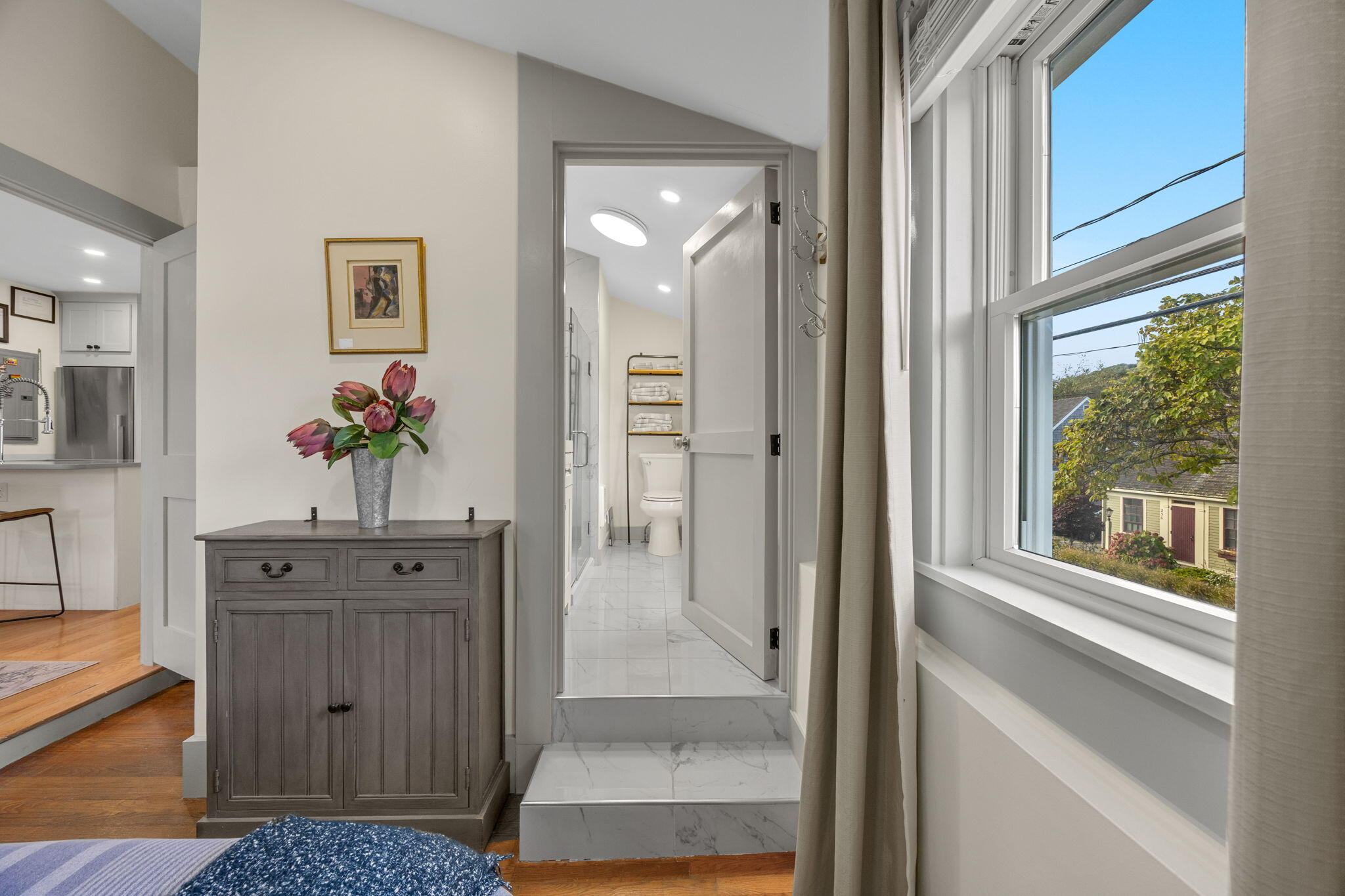  Soaring Ceilings, Two Private Decks & a Fresh Take on East End Living - 物件實景