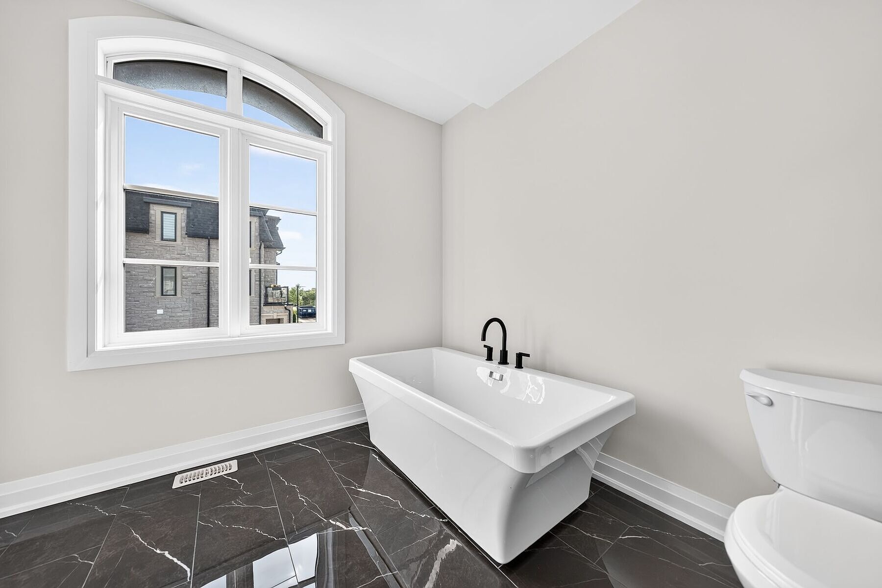  Brand New Luxurious Townhome - 物件實景