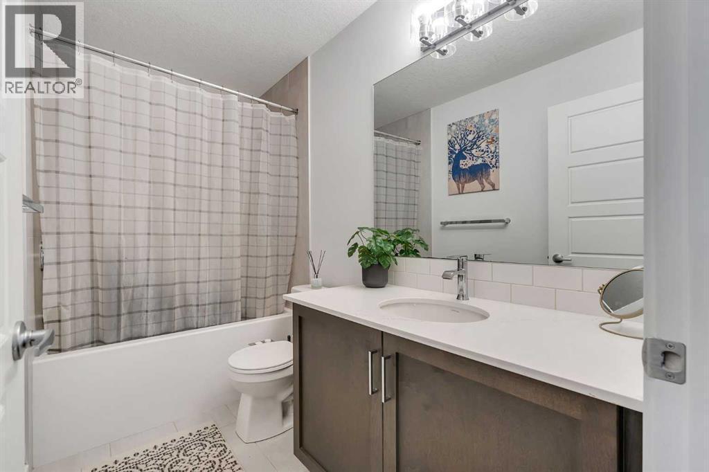 CALGARY, Alberta, T2X 4R1, CA, 3 Bedrooms Bedrooms, ,2 BathroomsBathrooms,Residential,For Sale,1949182