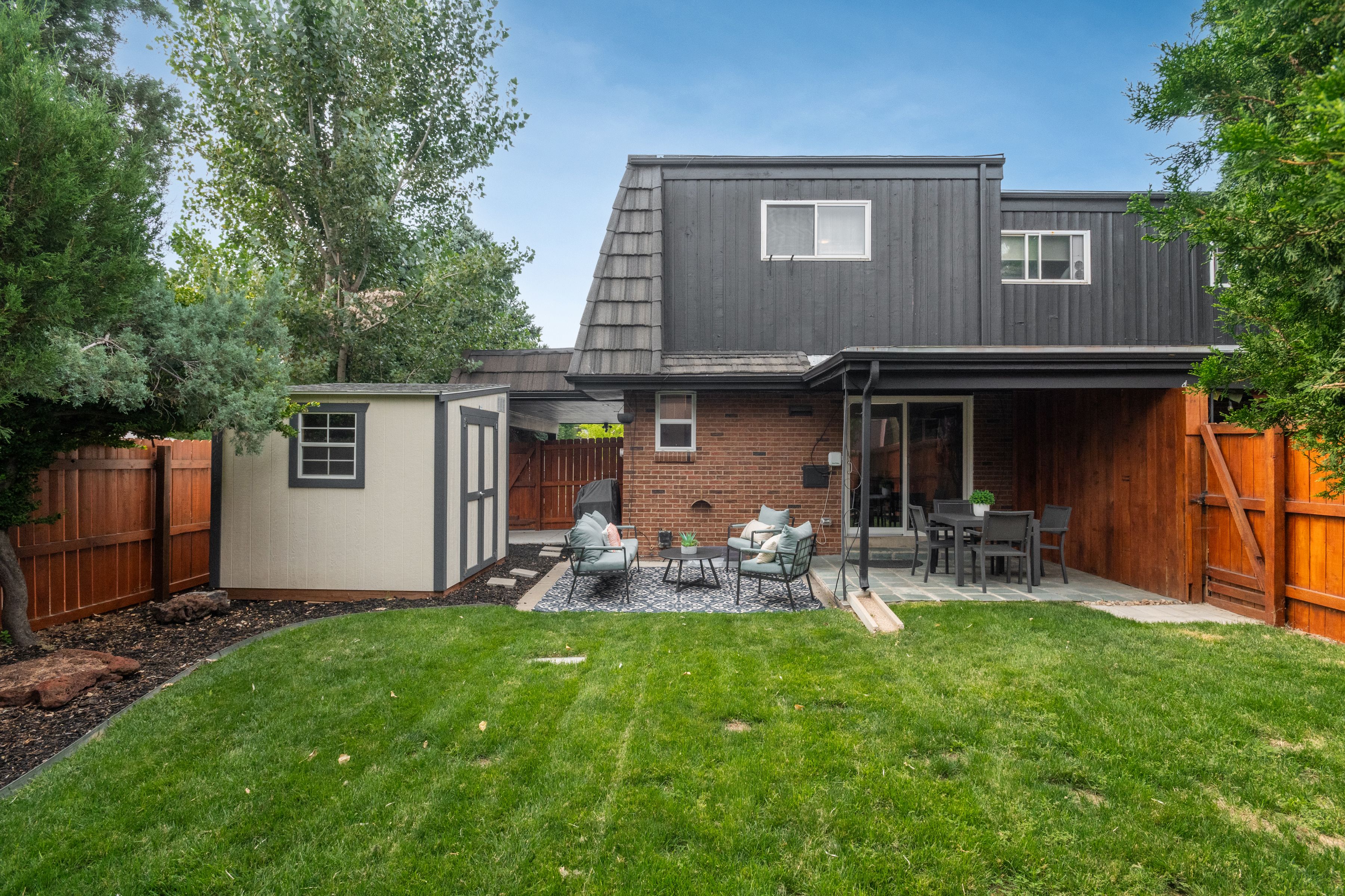  Updated, move-in ready home offers a bright, inviting floor plan - 物件實景